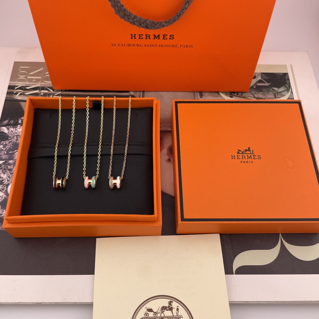 NO:635609,88200【H Color Matching Mini Denim Necklace】Z, the latest color!  Beautiful color matching design, four colors!  Pre-sale for one week, first come first served!  Jumei Mini Pop H necklace!  It is very three-dimensional. In order to pursue this Z effect, after each pendant comes out and the enamel is added, I ask the workers to polish it one by one on sandpaper by hand. In this way, each pendant that comes out is perfect, but it is really time-consuming, labor-intensive and labor-intensive!  Basically, you can’t grind out much in a day!  Come, give you enough confidence, this summer, give you a perfect [H Mini denim necklace], necklace, Cartier high-end jewelry1986090988200【H 拼色Mini旦形项链】Z ,最新颜色！绝美拼色设计,四个颜色！预售一周,先到先得！巨美Mini Pop H家项链！非常的立体,为了追求这个Z的效果,每一颗吊坠出来,珐琅添好后,我要求工人手工在砂纸上,分别纯手工一一打磨,这样,出来的每一颗吊坠非常完美,But,真心费时费力费人工！基本一天磨不出多少数量！来,给你足够的信心,这个夏天,给你一条完美到不行的【H Mini旦形项链】,,necklace,卡迪亚高端饰品,Jewelry