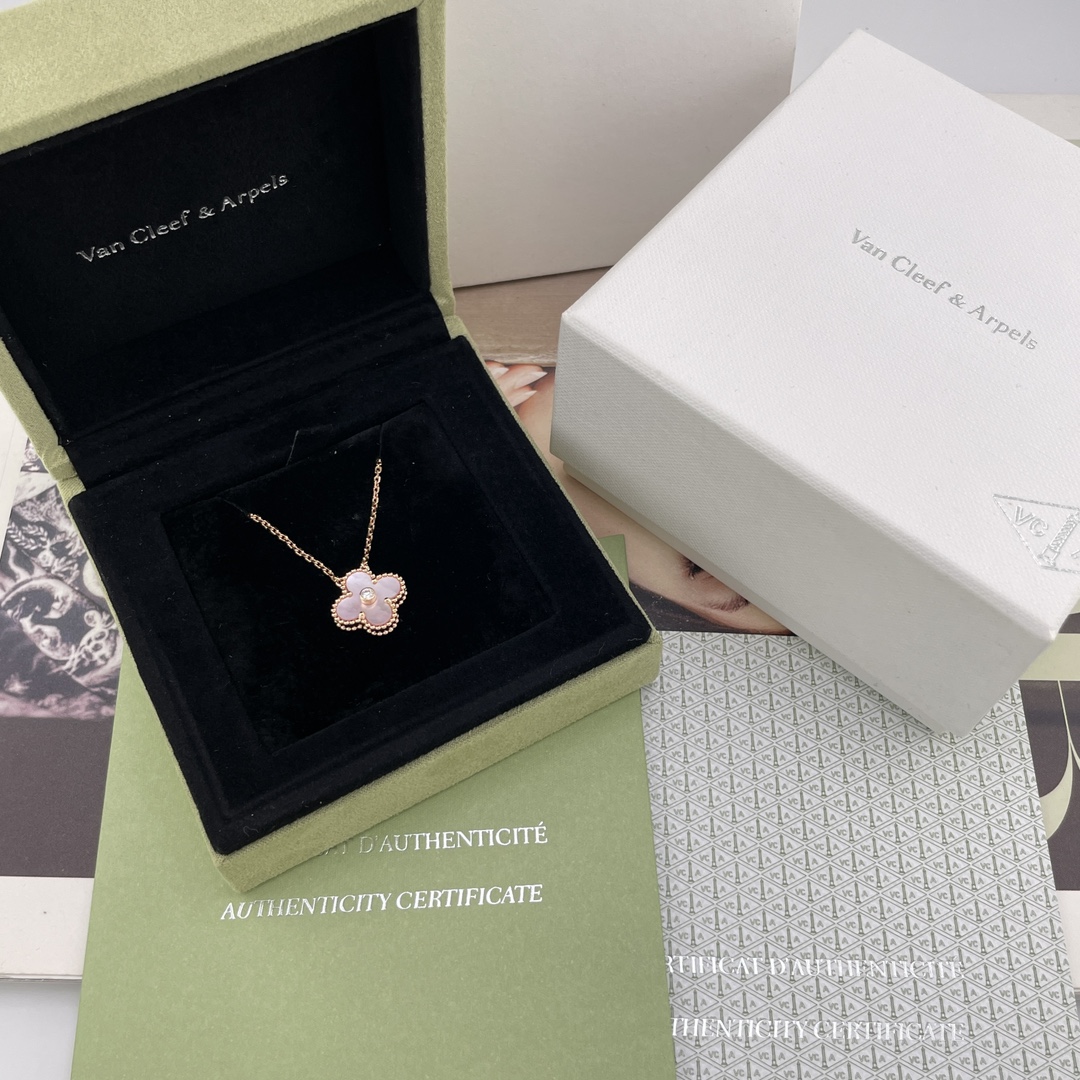 NO:635079,88260 in stock!  The old rule is first come first served!  Z 36000+, Z is jewelry with real gold and real diamonds, 25-year Christmas limited edition, real gold can be customized!  Produced by our family, the world-destroying version!  [Pure silver Seiko version] Limited edition diamond four-leaf clover necklace, specific pure natural pink mother-of-pearl, stone color and grade, each stone is selected A grade, the color is particularly beautiful, gentle and romantic, I love it!  This one with diamonds has several points. First, thickness!  The Z-shaped four-leaf clover with diamonds is a little thicker than the regular size without diamonds, and it has a very textured feel!  Secondly, the color and grade of the stones are all carefully selected grade A, pure natural pink fritillary, without any processing!  Each one has a unique color and texture. Thirdly, the brushed edge beads on the back, and every wire drawing on the back of each bead, are all hand-drawn by the master according to Z. Look, pull, look... follow the details of the craftsmanship of making gold products, it is very delicate and perfect!  Fourth, anti-counterfeiting stamps and V lettering, each finished product has an anti-counterfeiting stamp on the last circle, and the V letter lettering is double-layered and double-lined, very perfect, necklace, pure silver, Cartier high-end jewelry1986090988260 现货！老规矩先到先得！Z 36000+,Z为珠宝真金真钻,25年圣诞限量版,可定制真金！ 我们家出品,灭世版！【纯银精工版本】限量版带钻四叶草项链,特定纯天然粉贝母,石头色泽跟等级,颗颗都是精选的A级别,颜色特别特别的美,又温柔又浪漫的颜色,爱了爱了！ 这个带钻的有几个点 第一,厚度！Z带钻的四叶草厚度是比常规号不带钻的要厚一点的,非常有质感手感的！ 第二,石头色泽跟等级,颗颗都是精选的A级别,纯天然粉贝母,无任何一点加工！每一颗都是独一无二的炫彩跟纹路 第三,背面拉丝边珠,每一条背后的每一丝拉丝,都是老师傅根据Z纯手工拉一下,看一下,拉一下,看一下……跟做开金货的工艺细节去跟,非常的细腻完美！ 第四,防伪标钢印以及V刻字,每一条成品在最后一个圈口都有防伪钢印,且V字母刻字是双层双线条的,非常erfect,,necklace,pure silver,卡迪亚高端饰品,Jewelry