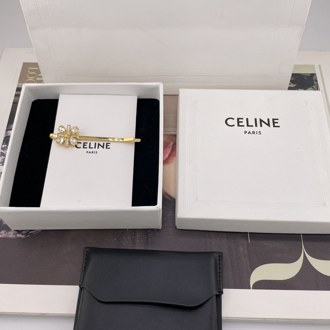 NO:647536,88160【C rhinestone Arc de Triomphe hairpin】Z, the same style as Liu Shishi is so beautiful!  Fall in love with the latest super bling series at first sight!  A favorite among internet celebrities who have been ordering this for a long time!  It is composed of four Swarovski drop diamonds and four baguette diamonds. The whole piece is cut by CNC technology using a million imported precision engraving machine. The lines are clean and neat!  Very heavy duty!  Special-shaped diamonds are huge and expensive!  Fully meticulous polishing!  The details are handled with care and are even more perfect than zp!  Distinguish between the various low version wall cracks on the market and recommend them!  The upgraded version of the four-leaf clover shape brings double luck, and the upper body is completely white and rich. It is so stunning, so beautiful, so bling, so cool and sweet. Retro and grand, it can be used in any style!  The same necklaces, earrings, hairpins and brooches are available simultaneously!  It is recommended to use one set if the wall is cracked!  This series can be worn all year round. It wowed the audience. It’s so beautiful. It’s so stunning that I have no words to say. Haha, earrings, necklace, brooch, breastpin, hairpins, Cartier high-end jewelry.1986090988160【C 水方钻凯旋门发夹】Z ,刘诗诗同款太美啦！一眼爱上超级bling最新款系列！定了好久的钻网红们的最爱！由四颗施华洛水滴钻和四颗长方钻组成,整体由百万进口精雕机cnc工艺切割而出,线条干净利落！非常重工！异形钻巨巨巨贵！度全方位细致抛光！细节真心处理的比zp还完美！区分市面各种low版墙裂推荐！升级版四叶草形状带来加倍幸运,上身一整个白富美,太绝太美太bling了酷甜.复古.大气,什么风格都能驾奴的妥妥的！同款项链,耳环,发夹,胸针同步上新！墙裂建议一套入！一年四季都可以佩戴的系列,炸翻全场简直美翻了好不,迷死人没话说,哈哈,,earrings,necklace,brooch，breastpin,hairpins,卡迪亚高端饰品,Jewelry