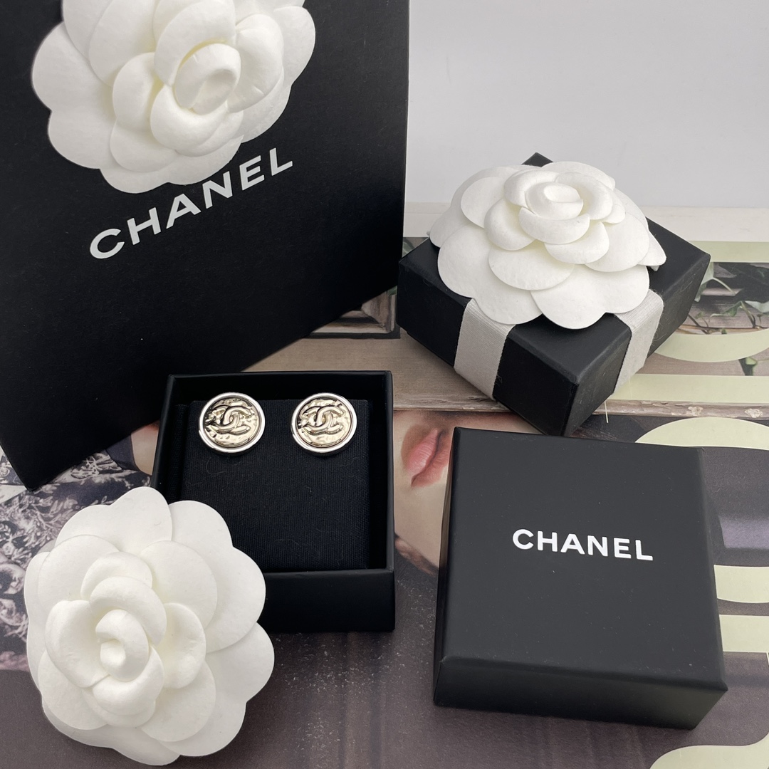 NO:635210,88160. [Fragrant gold and silver contrasting concave and convex round earrings] Z 4700, please contact customer service for large quantity!  Highly recommended new winter earrings!  Classic models that have been around for thousands of years, this season’s designs really have to be given to 10,000, they are all so touching!  A very high-quality earring, the classic double-C earring that must be included in every issue, all using jewelry-level polishing, two-color electroplating technology, separate mold opening, and screw fixation. One piece is equivalent to the development cost of two pieces!  It’s so difficult!  Highly recommended!  Super versatile, classic and timeless, must-have fragrance powder [wit], Cartier high-end jewelry1986090988160.【香金银撞色凹凸圆耳钉】Z 4700,量大咨询客Fu！冬季新款耳钉重磅推荐！万年经典款,这一季的设计,真的要给一万个,款款戳中人心啊！非常有质感的一款耳钉,每期必入的经典双c耳钉,全部采用珠宝级别抛光,双色电镀工艺,分件开模,螺丝固定一件等同两件的开发成本！太难了！强烈推荐！超级百搭,经典永不过时,香粉必入[机智],,卡迪亚高端饰品,Jewelry