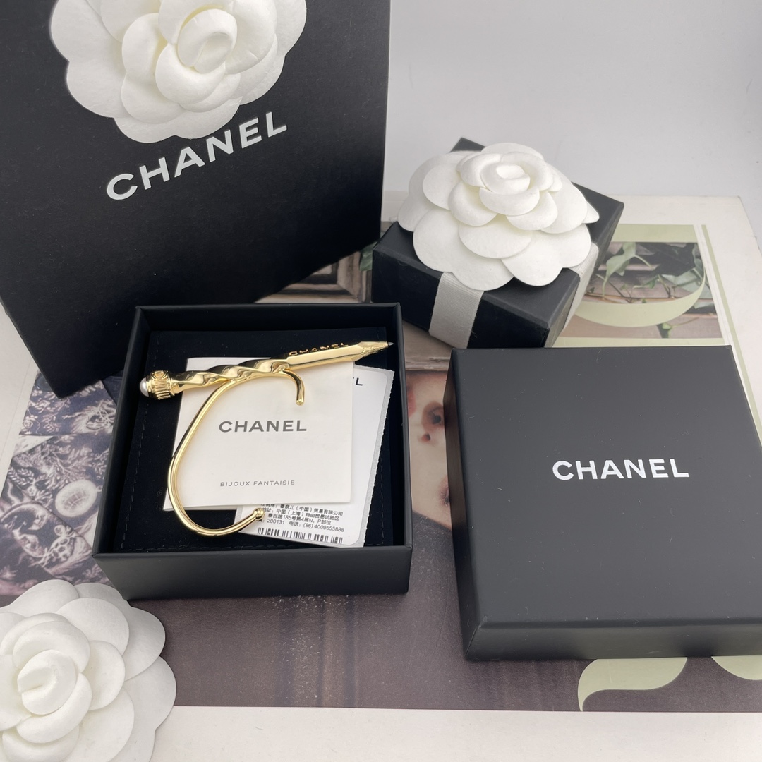 NO:635213,88180.【Incense pencil ear hooks】Z!  The most worth buying GD pencil at 25k of the same model is actually a pencil [Wow] [Wow] The shape is so fun!  The very creative design makes the whole pencil come to life from the tip to the tip, which is very craftsmanship!  The eraser is a specially customized special-shaped semi-bead!  The pencil lead is independently molded and electroplated with black ruthenium color. Huge heavy industry!  The opening design can be adjusted at will, so it can be worn by anyone with big or small ears. This fashionable and weird idea of ​​Ai Xiaoxiang is not heavy on the ears and will not fall off!  Highly recommended [wit][wit], Cardia high-end jewelry1986090988180.【香铅笔耳挂】Z ！GD同款25k最值得买的居然是铅笔[哇][哇]造型太好玩了！很有创意的设计从笔尖整只铅笔栩栩如生,非常有工艺感！橡皮擦是特别定制的异形半珠！铅笔芯独立开模电镀黑钌色巨重工！开口设计随意调节,不管是大耳朵小耳朵都可以佩戴就爱小香这时髦怪点子戴在耳朵上不重,也不会掉！强烈推荐[机智][机智],,卡迪亚高端饰品,Jewelry