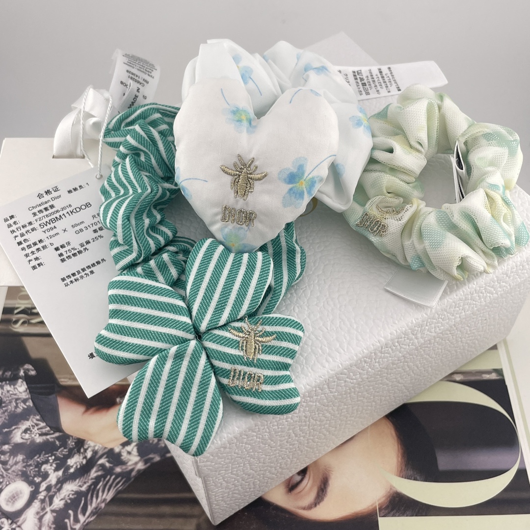 NO:635230,88230【D three-piece hair rope set】Z!  Huge, huge, beautiful!  A set of three pieces, each one is so beautiful!  Each one has a three-dimensional bee and logo embroidered with gold thread!  A very beautiful and value-for-money set!  Send packaged as shown in the picture!  Close your eyes and rush!  The set contains three different styles. The first headband is carefully made of cotton and linen blended fabrics, with ivory and green stripes, and hand-sewn lucky blessings in the shape of a four-leaf clover. The second headband is carefully made of cotton poplin, with a gradient four-leaf clover pattern printed and dyed, and a three-dimensional cotton-filled heart shape, which is full of freshness and mischief!  The third headband is carefully made of tulle, printed and dyed with a four-leaf clover pattern in green and gold tones, and stacked with multiple techniques to create a gradient tie-dye effect!  The process is complex, time-consuming and labor-intensive. It has been customized for a long time. Please cherish it when it is in stock. Each item is embroidered with the little bee logo in gold thread. Main body: 75 cotton, 25 linen. Decorative part: 55 cotton, 45 polyester fiber. Decorative part: nylon. Look for our products, complete with three standards, and consistent customized ZP packaging. Save nearly 3k, Cardia high-end jewelry.1986090988230【D 三件套发绳】Z ！巨巨巨好看！一组三件,每一个都好美！每一个都有金丝线刺绣的立体蜜蜂和logo！超美超值的一组！送如图包装！闭眼冲！套装含有三种不同款式.第一款发带采用棉质和亚麻混纺面料精心制作,以象牙色和绿色条纹,手工缝制四叶草造型lucky加持.第二款发带采用棉府绸精心制作,印染渐变四叶草图案,立体充棉心形,清新调皮感十足！第三款发带采用薄纱精心制作,以绿色和金色调印染四叶草图案,堆叠出渐变扎染效果多重工艺！工序巨复杂,耗时耗力,定制了好久好久现货请珍惜 每款单品均有金丝线小蜜蜂标识刺绣 主体:75棉,25亚麻 装饰部分:55棉,45聚酯纤维 装饰部分:锦纶 认准我们家出品,三标齐全,并且一致定制zp包装,立省近3k,,卡迪亚高端饰品,Jewelry