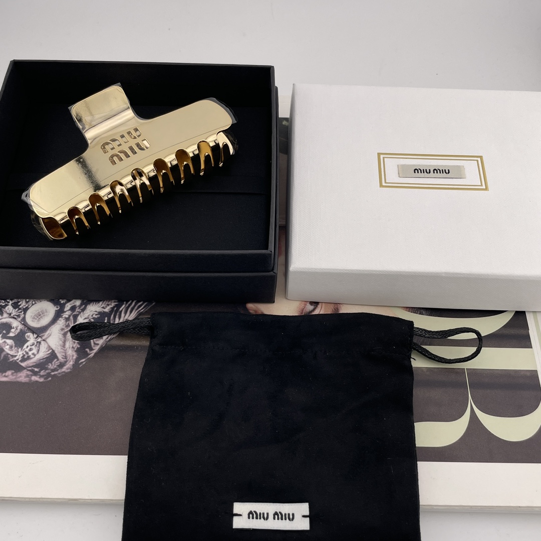 NO:635326,88220【m!um!u Hollow Gold Shark Clip】Z, very high-end and exquisite design!  The classic hollow letter logo, the shape of the hollow letters, light gold, minimalist is not just simple, but every arc and line in the details has been carefully designed to reflect the extremely comfortable and breathable visual beauty!  Millions of imported fine engraving machines, CNC technology, one-piece molding and cutting!  Then the shape is finalized by custom-made grinding tools!  A must-have for fashionistas, versatile and effortless, fashionable and avant-garde, feminine yet cool!  A must-have!  ,,Cardia high-end jewelry1986090988220【m!um!u镂空金鲨鱼夹】Z ,非常高级精致的设计！经典的镂空字母标志,镂空字母的造型,淡金色,极简不只是简单,而是在细节中的每一个弧度和线条都经过精心设计,才能体现出令人极其舒适透气视觉美感！百万进口精雕机cnc工艺一体成型切割而出！再由定制磨具定型！时髦灵必备,百搭不挑人,时尚又前卫,柔美又不失酷飒气质！人手必备！,,卡迪亚高端饰品,Jewelry