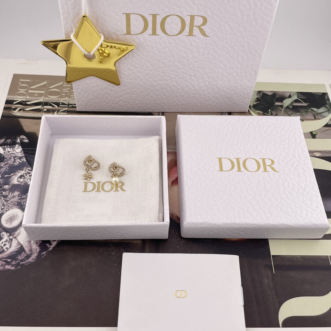 NO:635443,88160 [D CD hanging flower bead earrings] Z, must buy series, the latest and beautiful series of 2026 early spring is available for the first time on the whole network. At first glance, I feel that it is a hot item!  Low-key light gold color with classic CD three-dimensional flower pearl elements!  Inlaid with gray silver shadow crystal!  The special high-end silver with deep gray inside is super beautiful and has a cool style. It is small and exquisite and is the first choice for daily matching!  A must-have item, super versatile, highly recommended, treasures must keep it!  ,,louis vuitton,cardia high-end jewelry1986090988160【D CD吊花珠耳钉】Z ,一定要买系列,2026早春最新款绝美系列全网首发现货第一眼看上去的感觉就是它是个爆款！低调的浅金色搭配经典cd立体小花珍珠元素！镶嵌发灰的silver shadow水晶！特别高级银色里边透着深邃的灰色超美且带酷酷风,小巧精致日常搭配首选！必入单品,超级百搭,十分推荐宝们一定要留！,,louis vuitton,卡迪亚高端饰品,Jewelry