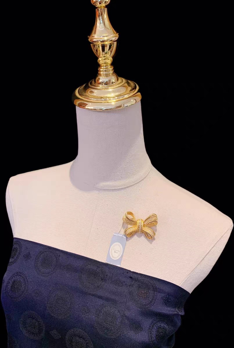 【】 秋冬必不可少的胸针，让每一件单品都变成大牌🤩