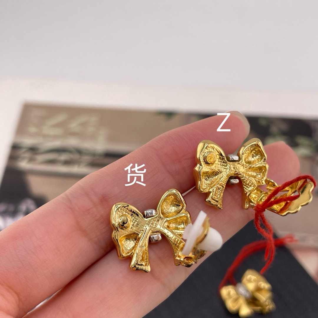 【】  Z VS 我们！认准我们家出品！只对标官网❗️无限放大对比！饰品类的工艺现在对于我们来说，完完全