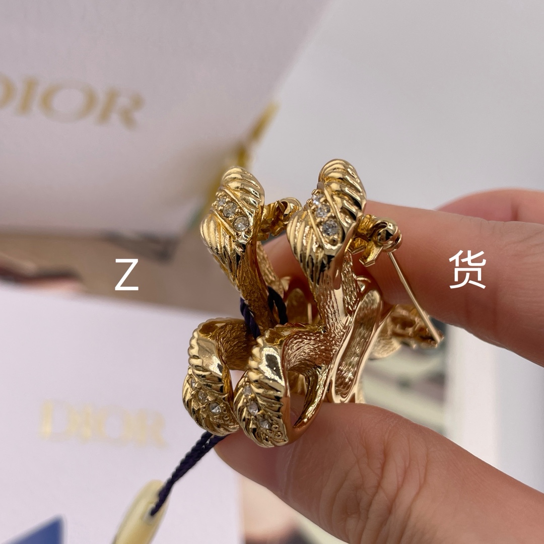 【】 Z VS 我们！认准我们家出品！只对标官网❗️无限放大对比！饰品类的工艺现在对于我们来说，完完全全