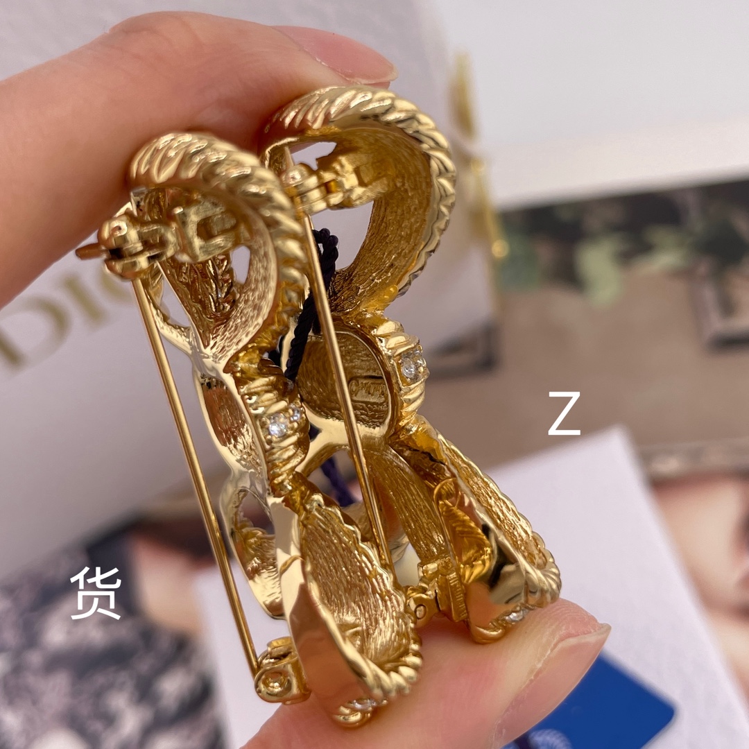 【】 Z VS 我们！认准我们家出品！只对标官网❗️无限放大对比！饰品类的工艺现在对于我们来说，完完全全