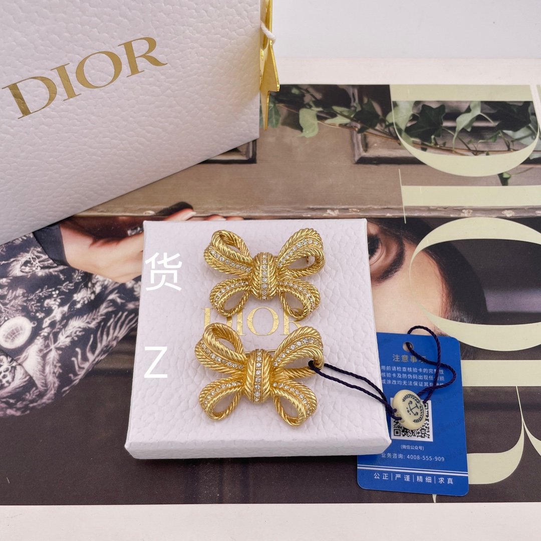 NO:635524,Z VS us!  Look for our products!  Only compare with the target z and infinitely zoom in!  For us, the craftsmanship of jewelry can now be completely achieved at 99.99. The remaining 0.01 is left to yourself. Don’t be too proud. You can be proud to say that even if others buy Z, they can’t 100% achieve our craftsmanship. Don’t be afraid to compare!  Because all our masters are goldsmiths, every hardware accessory is polished and polished one by one under a microscope, magnified countless times, and they are completely made in the spirit of making atomic bombs, so the level of perfection can be truly said, Cardia high-end jewelry19860909Z VS 我们！认准我们家出品！只对标z无限放大对比！饰品类的工艺现在对于我们来说,完完全全能做到99.99,剩下0.01留给自己别太骄傲,可以很自豪的说,别人就算有买Z,也百分百做不到我们的工艺,不怕去对比！因为我们所有的师傅都是做开金货的师傅,每一个五金配件都是在显微镜下,放大无数倍,一一抛光打磨而成,完完全全就是秉着造原子弹的精神,来做饰品类的货,因此完美程度真心可以说,,卡迪亚高端饰品,Jewelry