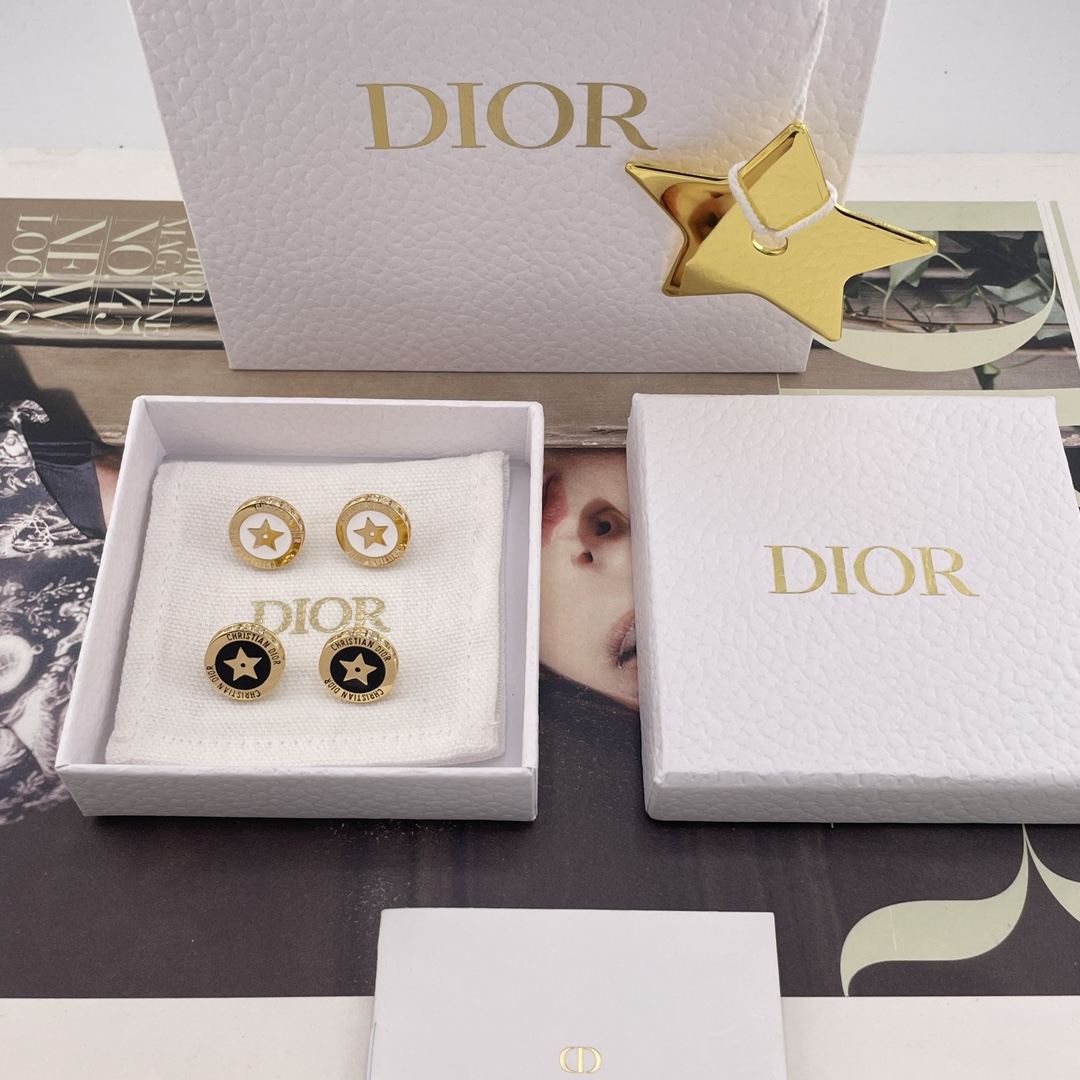 NO:635465,88170 [D round badge earrings] Z, the latest and most beautiful series in early spring 2026, first available on the whole network, the old rule is first come first served!  Black and white colors!  I love this season’s navy style collection!  So beautiful, so high-end, so easy to match, black and gold will always have a classic look!  Golden white and gentle temperament!  The side is decorated with Swarovski square diamonds, which is such a beautiful finishing touch!  Simple outfit and a pair of highly designed earrings immediately add a different flavor!  Sweet and cool style can be salty or sweet. Exquisite accessories are indispensable for exquisite girls, Cardia high-end jewelry1986090988170【D圆徽章耳钉】Z ,2026早春最新款绝美系列全网首发现货老规矩先到先得！黑白两个颜色！最喜欢这季的海军风系列！太好看太高级太好搭了,黑金永远的经典大气！金白温柔气质！侧面搭配施华洛方钻点缀,点睛之笔太绝美了！简约的穿搭加上一对极具设计感的耳钉,立马增添了别样的风味！甜酷风可盐可甜,精致的女孩在搭配上必不可少的就是精致的配饰了,,卡迪亚高端饰品,Jewelry