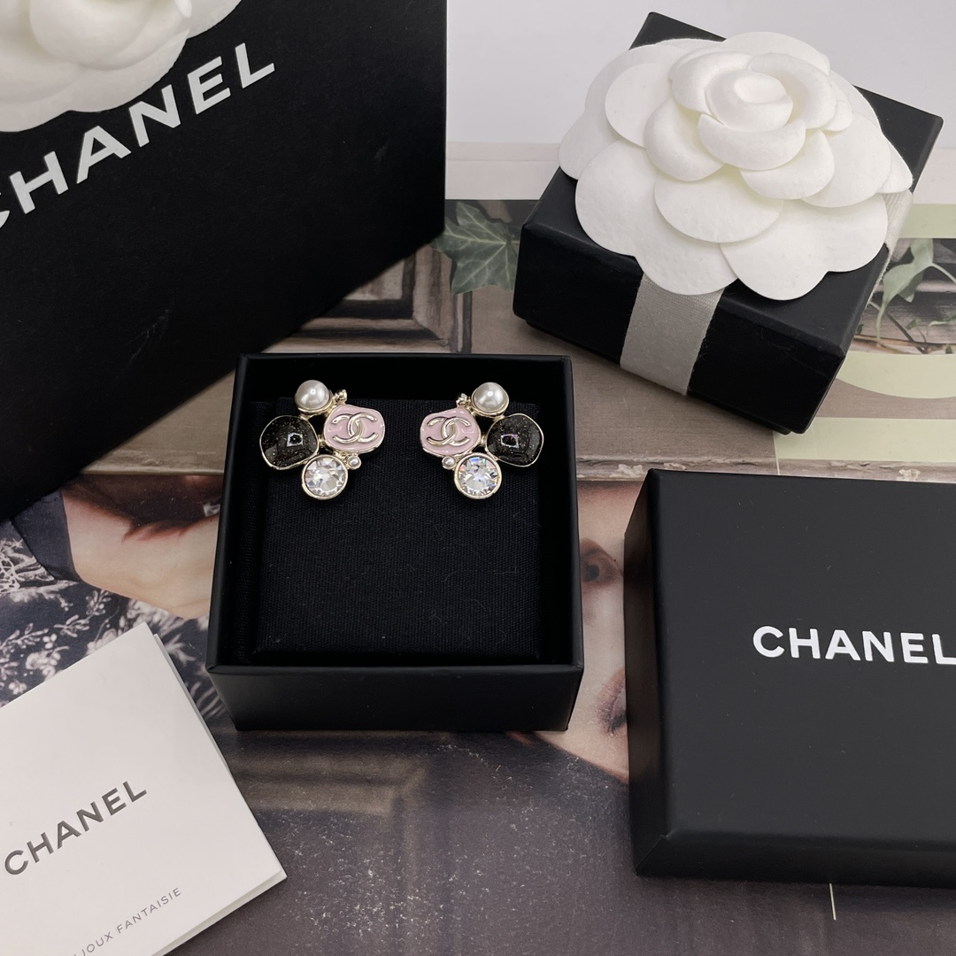 NO:635463,88180 [Fragrant irregular multi-piece earrings] Z, Xin Zhilei's same style is in stock. The old rule is first come first served!  This season’s must-have 25K new model is super exquisite and large in quantity. Consult customer service for this season’s design. There are really 10,000 designs. The multiple elements are combined and collided to make people’s eyes shine and to hit people’s hearts!  It is very textured and simple but not simple. The irregular design is very difficult to polish!  All are made of jewelry-level craftsmanship and are inlaid with Swarovski crystals and pearls. They are full of high-end, versatile, classic and will never go out of style. A must-have for fragrance. [Wise] Look for our products, Cardia high-end jewelry.1986090988180【香不规则多拼耳钉】Z ,辛芷蕾同款现货 老规矩先到先得！本季必入爆款25K新款超级精致量大咨询客Fu这一季的设计真的要给一万个,多重元素拼接碰撞让人眼前一亮直戳中人心啊！非常有质感简约而不简单,不规则的设计抛光难度非常大！全部采用珠宝级别工艺,上边镶嵌施华洛奇水晶跟珍珠,高级感满满百搭经典永不过时,香粉必入[机智]认准我们家出品,,卡迪亚高端饰品,Jewelry