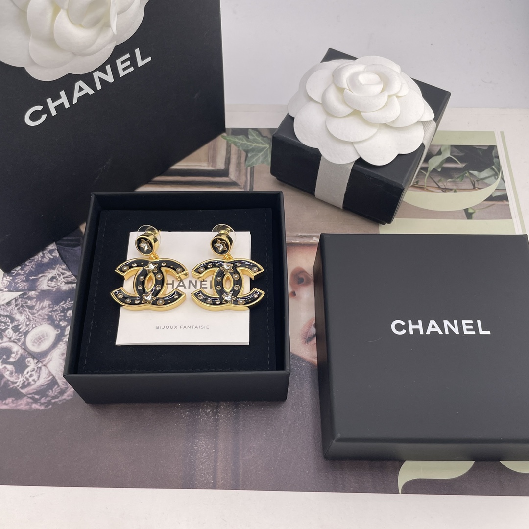 NO:635571,88200 [Xiang Xiaoyuan hanging silver star black c earrings] Z 8600!  Xin Zhilei has a large quantity of the same model. Please consult the customer for the latest model in stock!  The first discovery on the whole network. Wow, wow, it’s so beautiful, huge, huge, beautiful!  The classic gold and black color scheme is very vintage, and the upper body feels like a wealthy daughter. The retro Hong Kong style is very detailed and is really irresistible. It is a heart-warming feeling!  The same series of necklaces, earrings, and earrings from Taiaila are all new at the same time!  A set is a must!  It’s so beautiful. Look for our products and save 8k, earrings, necklace, and high-end Cartier jewelry.1986090988200【香小圆吊银星黑c耳钉】Z 8600！辛芷蕾同款量大咨询客Fu现货最新款！全网首发现huo哇哇,太美了巨巨巨美！经典的金黑配色非常有vintage的味道,上身富家千金既视感,复古港风非常的有细节真的让人无法拒绝是心动的感觉！太爱啦同系列项链,耳钉,耳环,同步上新！一套必要冲！太美太好看啦认准我们家出品,立省8k,,earrings,necklace,卡迪亚高端饰品,Jewelry