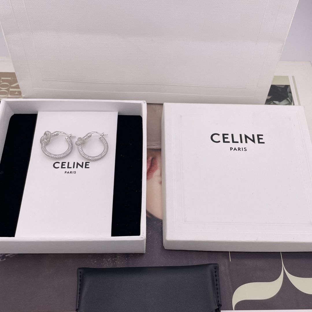 NO:720680,88200【C full diamond knotted earrings】Z, my wife is so impressed with the design, it’s super versatile!  Fashion!  Close your eyes and rush!  Classic knotted design!  Full of diamonds and super blingbling, I love the super rare silver design!  So refreshing!  Hugely beautiful and versatile!  Full of fashion!  Awesome!  Everyone must enter!  ,,earrings,Cardia high-end jewelry1986090988200【C满钻打结耳环】Z ,太太太赞的设计了超级百搭！时尚！闭眼冲！经典的打结设计！满钻镶嵌超级blingbling爱了爱了超少见的银色设计！太清爽了！巨美巨百搭！时髦感十足！超赞！人手必入！,,earrings,卡迪亚高端饰品,Jewelry