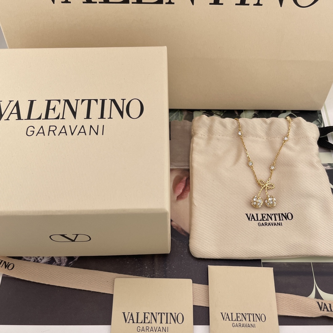 NO:635576,88180【Warren Full Diamond Cherry Bracelet】Z, Song Zuer’s same style is so beautiful, super bling and I fell in love with it at first sight, so beautiful!  My wife highly recommends it. It’s really retro, cute and playful!  The golden cherries embellished with diamonds add a full touch of cuteness and girliness!  It's so sweet that it makes your heart flutter, and even the chain is embellished with small diamonds!  Very heavy duty!  The upper body instantly looks like a wealthy daughter!  Exquisite to every inch!  This must-have retro + cute design has a bit of Y2k hot girl style!  Overall playful yet fashionable and high-end!  Super recommended!  Earrings, necklaces and bracelets from the same series are available simultaneously!  A must-see set of punches, valentino, necklace, bracelet, Cartier high-end jewelry1986090988180【华伦满钻樱桃手链】Z ,宋祖儿同款绝美,超级bling一眼爱上,太美啦！太太太推荐了真的是复古可爱又俏皮！金色满钻点缀的樱桃增添了满满的可爱跟少女感！甜的好让人心动,而且连链条都有小钻点缀！非常重工！上身立现富家千金既视感！精致到每一寸！这款必须冲呀复古＋可爱的设计带点Y2k的辣妹风！整体俏皮而又有时髦高级感！超级推荐！同系列耳钉项链手链同步上新！必眼一套冲,,valentino,necklace,bracelet,卡迪亚高端饰品,Jewelry