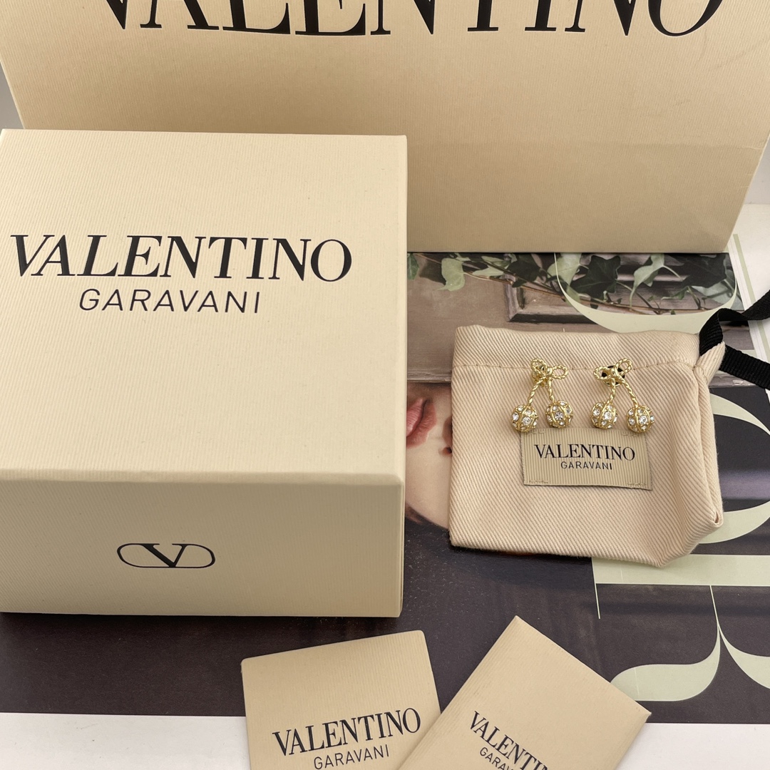 NO:635580,88180 [Warren Full Diamond Cherry Stud Earrings] Z, the same style as Song Zuer is so beautiful, super bling and I fell in love with it at first sight, so beautiful!  My wife highly recommends it. It’s really retro, cute and playful!  The golden cherries embellished with diamonds add a full touch of cuteness and girliness!  It's so sweet that it makes people's hearts beat. The three-dimensional design and the diamonds of different sizes are very heavy-duty!  The upper body instantly looks like a wealthy daughter!  Exquisite to every inch!  This must-have retro + cute design has a bit of Y2k hot girl style!  Overall playful yet fashionable and high-end!  Super recommended!  Earrings, necklaces and bracelets from the same series are available simultaneously!  A must-see set of punches, valentino, necklace, bracelet, Cartier high-end jewelry1986090988180【华伦满钻樱桃耳钉】Z ,宋祖儿同款绝美,超级bling一眼爱上,太美啦！太太太推荐了真的是复古可爱又俏皮！金色满钻点缀的樱桃增添了满满的可爱跟少女感！甜的好让人心动,立体设计,镶满大小不同规格的钻非常重工！上身立现富家千金既视感！精致到每一寸！这款必须冲呀复古＋可爱的设计带点Y2k的辣妹风！整体俏皮而又有时髦高级感！超级推荐！同系列耳钉项链手链同步上新！必眼一套冲,,valentino,necklace,bracelet,卡迪亚高端饰品,Jewelry