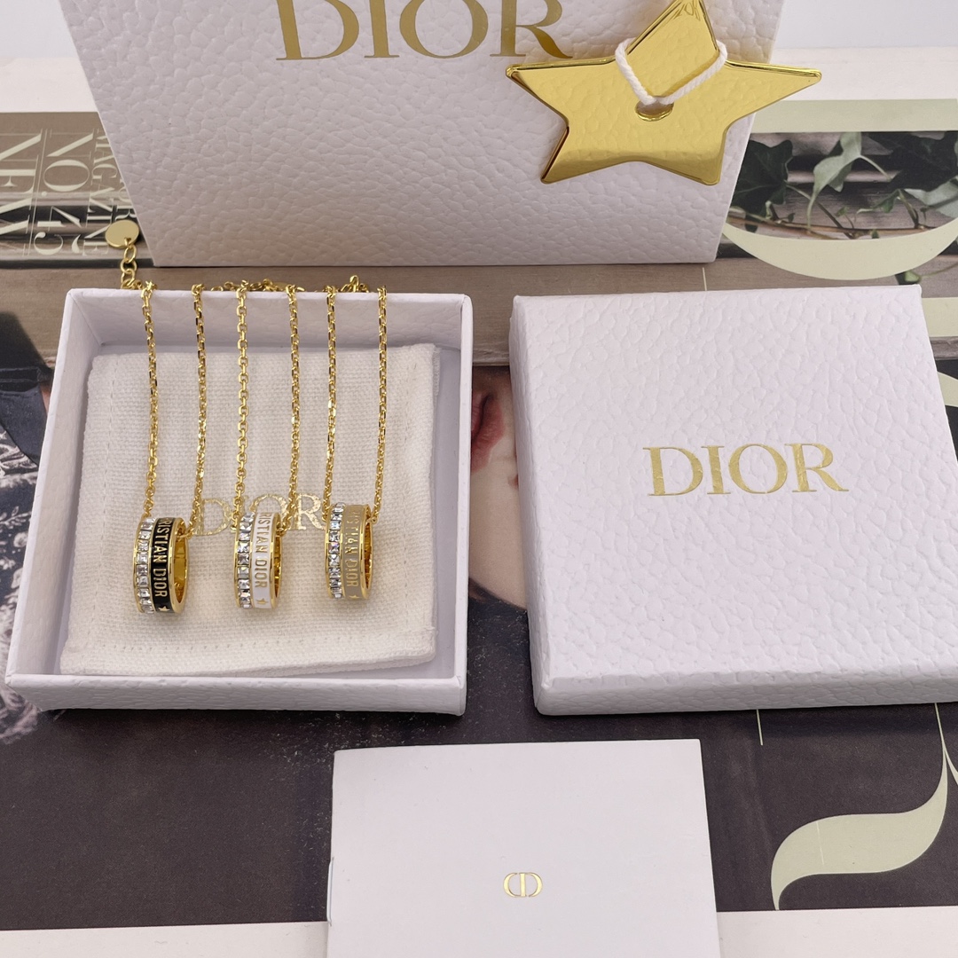 NO:647358,88170 [D Square Diamond Enamel Letter Passepartout Necklace] Big Hit Series Z!  For large quantity, please contact customer service for black, white, milk tea gray  The 3-color design is invincible with black and white enamel letters + rows of diamond embellishments. It is a collection of classics, fashion, and innovation. The workmanship must be perfect and delicate, and the details are touching. The masters who make gold products all hold the spirit of making atomic bombs. Under the microscope, a  Meticulously hand-carved with hanging needles, it can be said that the spirit of craftsmanship is fully reflected. The old rules only serve the babies who know the goods. If you want a cheaper and low-end version, go to other stores [witty][witty][witty], necklace, Cartier high-end jewelry1986090988170【D 方钻珐琅字母路路通项链】大爆款系列Z ！量大咨询客Fu黑,白,奶茶灰 3色这个设计无敌了黑白灰珐琅字母+排钻点缀,集合经典,时尚,创新于一身的集合体,必须入做工完美细腻,细节动人,全部做开金货的老师傅秉着一股造原子弹的精神,在显微镜下,一丝不苟的用吊针纯手工雕刻,可以说,匠工精神体现得淋漓尽致,老规矩,只服务懂货的宝宝们,要便宜low版移步其他家[机智][机智][机智],,necklace,卡迪亚高端饰品,Jewelry