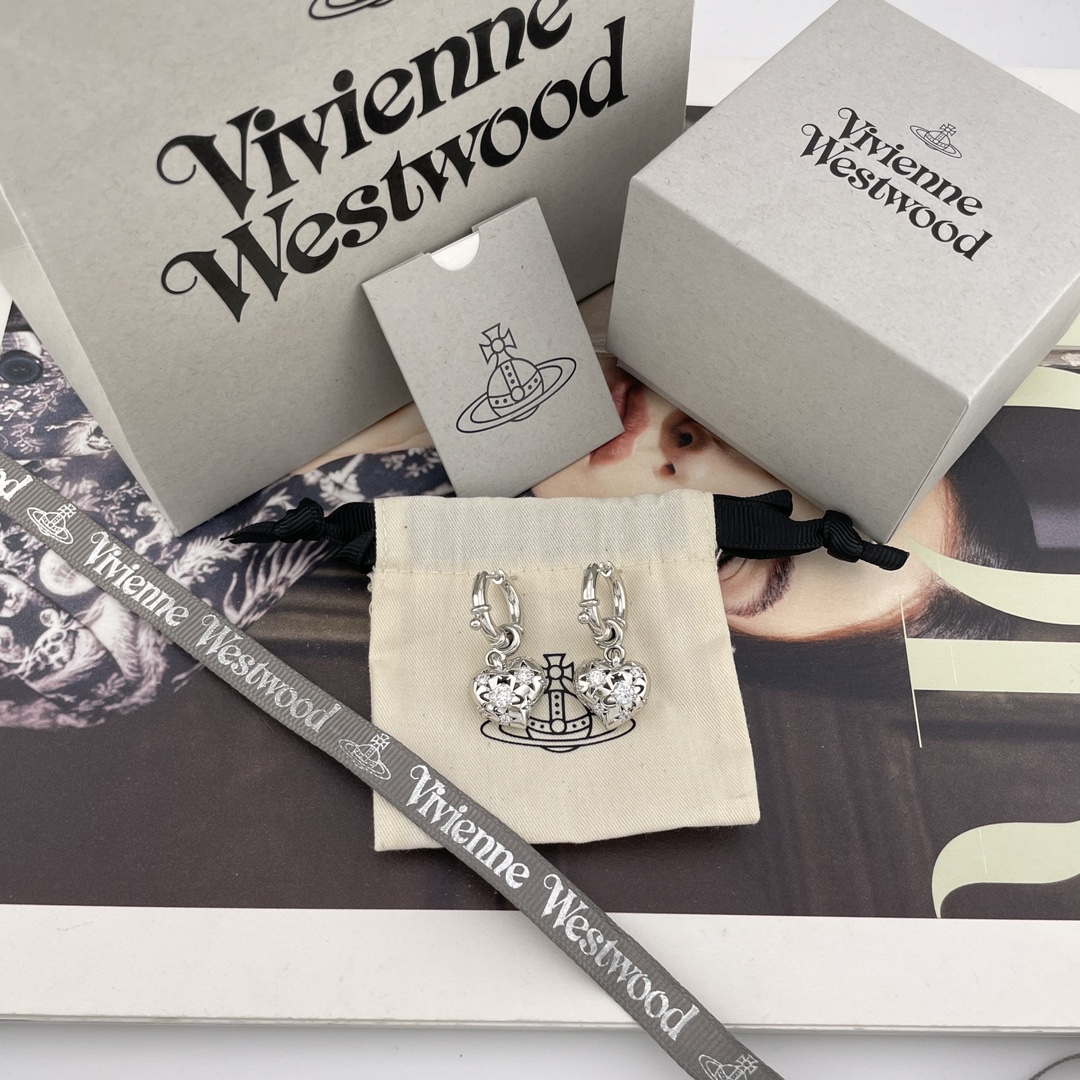 NO:635565,88200【VivienneWestwood】Baby, what is a happy planet? Come on, this is a happy planet!  Beautiful three-dimensional love earrings!  Highly recommended, you must enter, you will definitely enter with your eyes closed!  The pure crown ball is a classic symbol, and the shining rings of Saturn outline the future as the waves flow, opening up a new encounter with the future!  The diamonds on our love planet Saturn are also custom-made Swarovski rhinestones, not just made with plastic beads and diamonds on the market!  When you get your hands on it, you can completely feel its texture, feel and luster. The rhinestone embellishment appears on the design of Saturn, adding a lot of cool and fashionable pretty looks, making the punk look a little girly at the same time, bringing with it a group of fashion fans!  It’s really beautiful, can be salty or sweet, pure or delicious!  I fell in love at first sight. It is definitely a leader in the 'practical + high-end' world, an absolute yyds, and an absolute treasure. This timeless pearl bracelet!  Recommended for wall cracks!  ,,earrings,bracelet,Cardia high-end jewelry1986090988200【VivienneWestwood】宝宝,什么是快乐星球,来,这就是快乐星球！绝美立体爱心耳环！重磅推荐,一定要入,闭眼入准没错！纯粹王冠球是经典的象征,闪耀土星环勾勒未来波光流转间,开启一场与未来的崭新际遇！我们爱心土星上边的钻也是定制的施华洛水钻,而非市面上随随便便用个塑料珠子和钻就做出来的！拿到手完完全全可以感受到它的质感,手感,光泽感超nice用水钻的点缀出现在土星的设计上,增添不少冷艳时髦的俏丽模样,使得朋克同时又有点小少女,自带一群时尚粉！真的敲好看,可盐可甜,可纯可欲！一眼便钟情,绝对是“实用+高级”界的杠把子,绝对的yyds,绝对的宝藏永不过时的珍珠手链！墙裂推荐一套入！,,earrings,bracelet,卡迪亚高端饰品,Jewelry