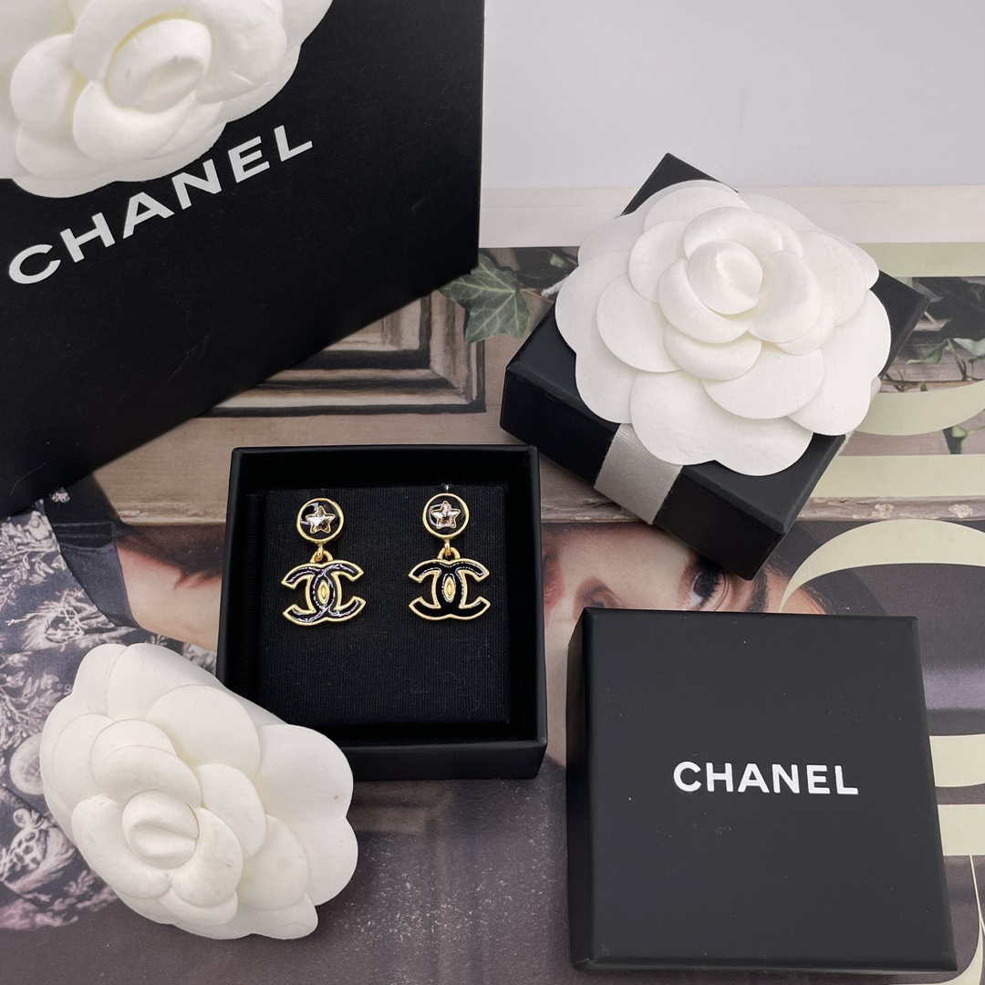 NO:635573,88180 [Xiangxiaoxingyuan black c earrings] Z 5300!  For large quantities, please consult customer service for the latest models in stock!  The first discovery on the entire internet. Wow wow, it’s so beautiful and comes with a free packaging!  Huge, huge, beautiful!  The classic gold and black color scheme is very vintage, and the upper body feels like a wealthy daughter. The retro Hong Kong style is very detailed and is really irresistible. It is a heart-warming feeling!  The same series of necklaces, earrings, and earrings from Taiaila are all new at the same time!  A set is a must!  It’s so beautiful. Look for our products and save 5k, earrings, necklace, and high-end Cartier jewelry.1986090988180【香小星圆吊黑c耳钉】Z 5300！量大咨询客Fu现货最新款！全网首发现huo哇哇,太美了送包装！巨巨巨美！经典的金黑配色非常有vintage的味道,上身富家千金既视感,复古港风非常的有细节真的让人无法拒绝是心动的感觉！太爱啦同系列项链,耳钉,耳环,同步上新！一套必要冲！太美太好看啦认准我们家出品,立省5k,,earrings,necklace,卡迪亚高端饰品,Jewelry