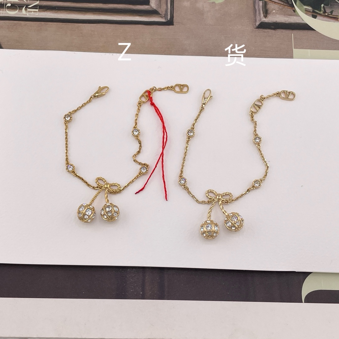 NO:635578,Z VS us!  Look for our products!  Only compare with the target z and infinitely zoom in!  For us, the craftsmanship of jewelry can now be completely achieved at 99.99. The remaining 0.01 is left to yourself. Don’t be too proud. You can be proud to say that even if others buy Z, they can’t 100% achieve our craftsmanship. Don’t be afraid to compare!  Because all our masters are goldsmiths, every hardware accessory is polished and polished one by one under a microscope, magnified countless times, and they are completely made in the spirit of making atomic bombs, so the level of perfection can be truly said, Cardia high-end jewelry19860909Z VS 我们！认准我们家出品！只对标z无限放大对比！饰品类的工艺现在对于我们来说,完完全全能做到99.99,剩下0.01留给自己别太骄傲,可以很自豪的说,别人就算有买Z,也百分百做不到我们的工艺,不怕去对比！因为我们所有的师傅都是做开金货的师傅,每一个五金配件都是在显微镜下,放大无数倍,一一抛光打磨而成,完完全全就是秉着造原子弹的精神,来做饰品类的货,因此完美程度真心可以说,,卡迪亚高端饰品,Jewelry