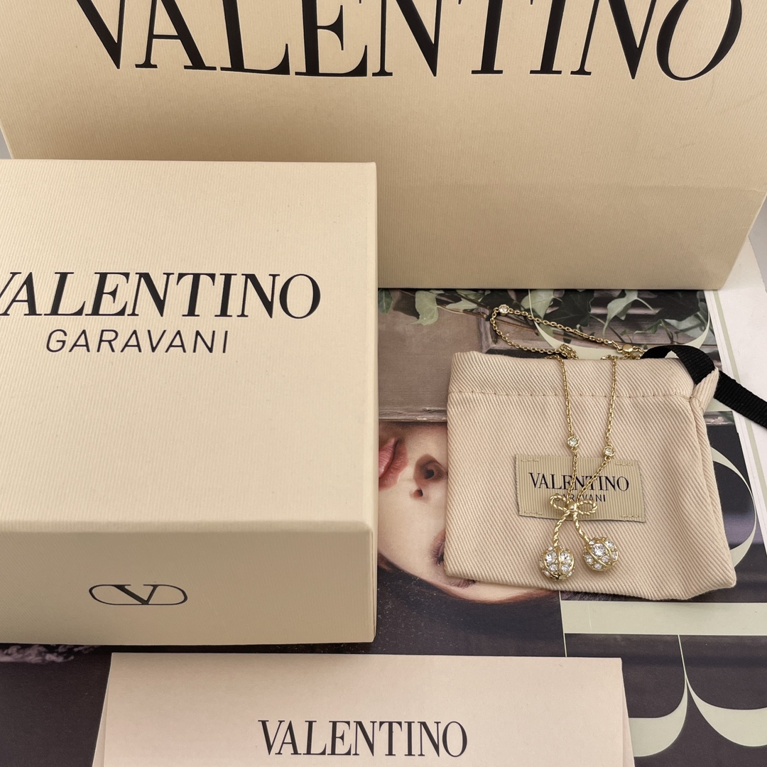 NO:635574,88200 [Warren Full Diamond Cherry Necklace] Z, the same style as Song Zuer is absolutely beautiful, super bling and I fell in love with it at first sight, so beautiful, my wife highly recommends it, it’s really retro, cute and playful!  The golden cherries embellished with diamonds add a full touch of cuteness and girliness!  It's so sweet that it makes your heart flutter, and even the chain is embellished with small diamonds!  Very heavy duty!  The upper body instantly looks like a wealthy daughter!  Exquisite to every inch!  This must-have retro + cute design has a bit of Y2k hot girl style!  Overall playful yet fashionable and high-end!  Super recommended!  Earrings, necklaces and bracelets from the same series are available simultaneously!  A must-see set of punches, valentino, necklace, bracelet, Cartier high-end jewelry1986090988200【华伦满钻樱桃项链】Z ,宋祖儿同款绝美,超级bling一眼爱上,太美啦太太太推荐了真的是复古可爱又俏皮！金色满钻点缀的樱桃增添了满满的可爱跟少女感！甜的好让人心动,而且连链条都有小钻点缀！非常重工！上身立现富家千金既视感！精致到每一寸！这款必须冲呀复古＋可爱的设计带点Y2k的辣妹风！整体俏皮而又有时髦高级感！超级推荐！同系列耳钉项链手链同步上新！必眼一套冲,,valentino,necklace,bracelet,卡迪亚高端饰品,Jewelry