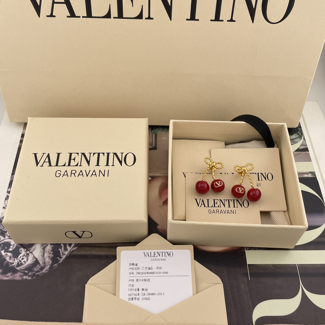 NO:635564,88180 [Warren Red Cherry Earrings] Z, Yang Zi, Jolin Tsai and other celebrity Internet celebrities have the same style. The classic red color will fall in love at first sight, so beautiful!  My wife highly recommends it. It’s really retro, cute and playful!  The beautiful cherries in gold and red color add a full of cuteness and girlishness!  It's so sweet and heart-warming, very heavy-duty!  The upper body instantly looks like a wealthy daughter!  Exquisite to every inch!  This must-have retro + cute design has a bit of Y2k hot girl style!  Overall playful yet fashionable and high-end!  Super recommended!  New earrings and necklaces from the same series are available simultaneously!  A must-see set, valentino, necklace, Cartier high-end jewelry1986090988180【华伦红樱桃耳钉】Z ,杨紫,蔡依林等明星网红同款绝美,经典红色一眼爱上,太美啦！太太太推荐了真的是复古可爱又俏皮！金红配色绝美樱桃,增添了满满的可爱跟少女感！甜的好让人心动,非常重工！上身立现富家千金既视感！精致到每一寸！这款必须冲呀复古＋可爱的设计带点Y2k的辣妹风！整体俏皮而又有时髦高级感！超级推荐！同系列耳钉项链同步上新！必眼一套冲,,valentino,necklace,卡迪亚高端饰品,Jewelry