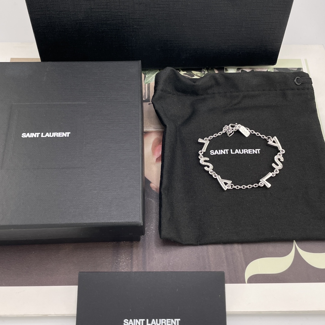 NO:669670,88180【ys1 double letter bracelet】medium style!  This is such a treasure and so beautiful!  Love it at first sight!  It’s really amazing. The design is very simple and unique!  The classic logo is embellished with Swarovski diamonds!  With diamonds on the front and no diamonds on the back!  Double-sided wear with no blind spots!  And it is very exquisite, and the thick design is very textured!  Every edge and arc is perfect!  I love it, no matter what style it is, you can put it on, and you will instantly be on the spot. With its blessing, the dull look will instantly come alive. It is full of fashion. The concave shape is very layered. It is a tribute to the fine carvings. You can match it with whatever you like. The goddess of temperament, casual and free and easy, domineering and chic, with a burst of fashion sense. I love it!  Wall crack recommended!  ,,bracelet,Cardia high-end jewelry1986090988180【ys1双字母手链】中古款！这款真的太宝藏款了太太太美了！一眼爱上！真心太绝啦超飒的设计 极简又有个性！经典的logo加上施华洛钻点缀！正面带钻,背面无钻！双面佩戴度无死角！且非常精致,厚实的设计非常有质感！每一个棱角弧度都跟足zp！爱了爱了不管什么风格,都可以把它搭上去,瞬间就真香现场了,有了它的加持,索然无味的look都瞬间活灵现起来,时髦满分,凹造型搭配起来非常层次,精雕致敬,怎么搭配怎么A,气质路线女神,随性又洒脱,霸气时髦又chic,时尚感爆棚,太爱了！墙裂推荐！,,bracelet,卡迪亚高端饰品,Jewelry