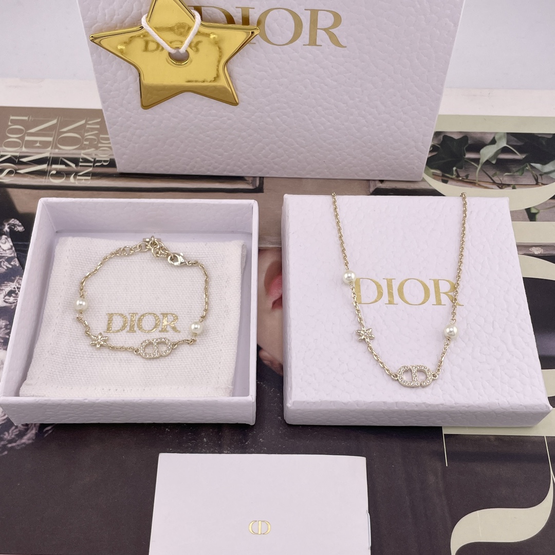 NO:647372,88160 [D Xiaomi Flower CD Bracelet/Necklace] Bracelet Z, Necklace Z! Be sure to buy the series, the latest and beautiful series in early spring 2026. The first time it is available on the whole network. The necklace and bracelet are one price. At first glance, I feel that it is a hot item!  The low-key light gold color is paired with the classic CD three-dimensional flower pearl and rhinestone elements. It is very exquisite, especially high-end and beautiful with a cool style. It is the first choice for daily commuting!  A must-have item, super versatile, highly recommended, treasures must keep it!  ,,necklace,bracelet,Cardia high-end jewelry1986090988160【D 小米花CD手链/项链】手链Z ,项链Z !一定要买系列,2026早春最新款绝美系列全网首发现货项链手链一个价第一眼看上去的感觉就是它是个爆款！低调的浅金色搭配经典cd立体小花珍珠水钻元素,非常精致,特别高级超美且带酷酷风,日常通勤搭配首选！必入单品,超级百搭,十分推荐宝们一定要留！,,necklace,bracelet,卡迪亚高端饰品,Jewelry