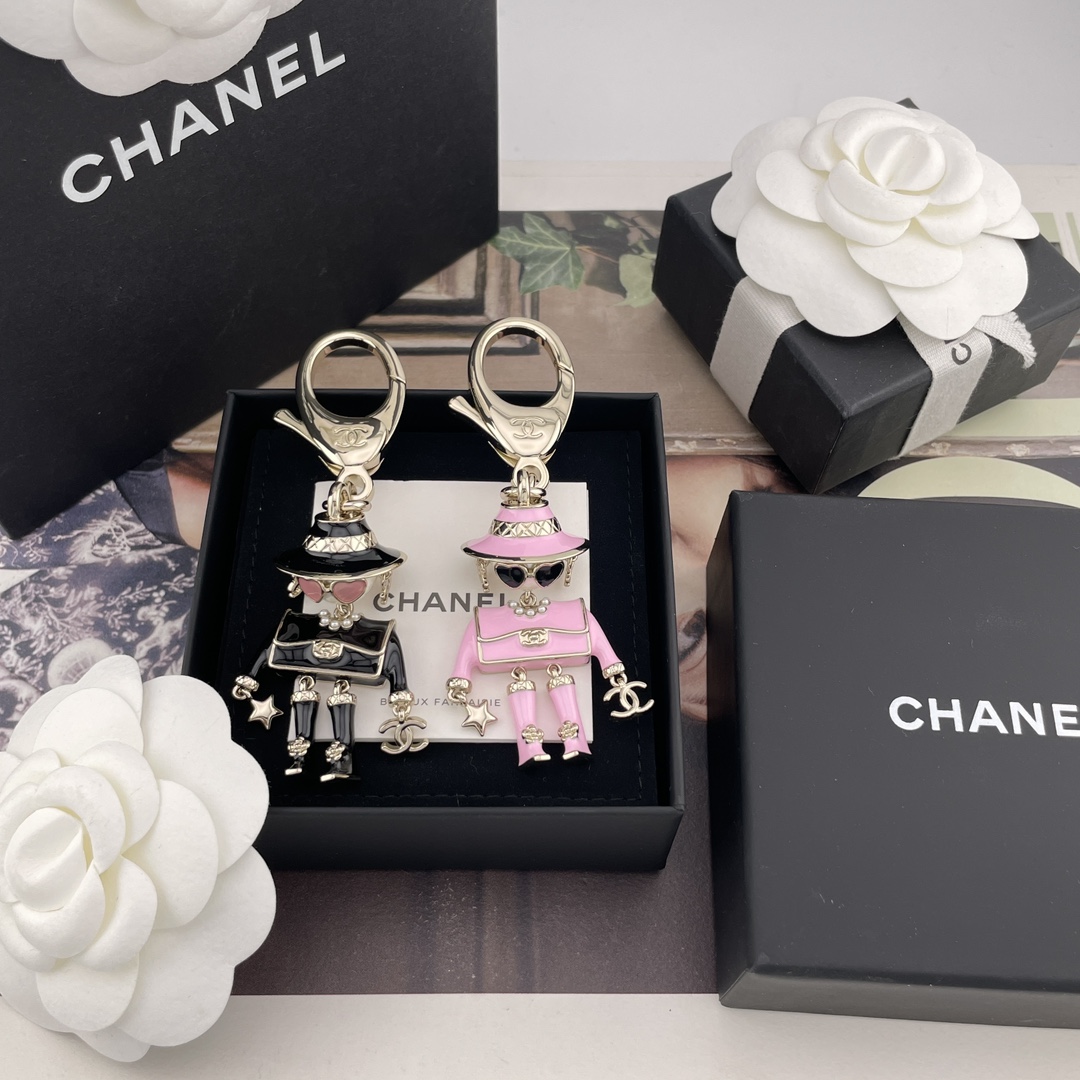 NO:647401,88250 [Xiang Quan Zhilong Keychain] Jujuju hot model Z!  Large quantity, please consult customer service, 25B latest super hot spot, the old rule is to buy first, first served, close your eyes and rush to Taiai, super out of stock king!  Huge, huge, hard to buy!  I really don’t buy it, and I’m sorry that my aesthetic has been severely criticized by this pair of Chanel robot keychains!  The pink and tender sweet girl style & the classic black coolness clearly combine the elegance and childishness of Xiangjia~ Heart-shaped sunglasses, pearl embellishments, double C logo... The details are so beautiful, it is composed of many accessories and a variety of craftsmanship, all independently molded and customized by Hugeju Heavy Industry!  It’s not easy to count how many accessories there are!  Quan Zhilong's style, hanging on the bag makes him look cool when walking. Who can resist such a small robot that can 'dress up' as an accessory~,,chanel,chanel,keychain,Cardia high-end jewelry1986090988250【香权志龙钥匙扣】巨巨巨爆款Z ！量大咨询客Fu,25B最新款超爆现货老规矩先买先得闭眼冲太爱啦超级断货王！巨巨巨难买！真心不买对不起自己被这对香奈儿机器人钥匙扣狠狠戳中审美！ 粉粉嫩嫩的甜妹风&经典黑的酷飒感,把香家的优雅与童趣玩明白了～心形墨镜、珍珠点缀、双C标识…细节美到犯规,超多配件组成,多种工艺,全部独立开模定制巨巨巨重工！数一数全部有多少个配件太不容易了！权志龙造型,挂在包上走路都带风谁能拒绝这么会“穿搭”的小机器人当配饰呢～,,chanel,chanel,keychain,卡迪亚高端饰品,Jewelry