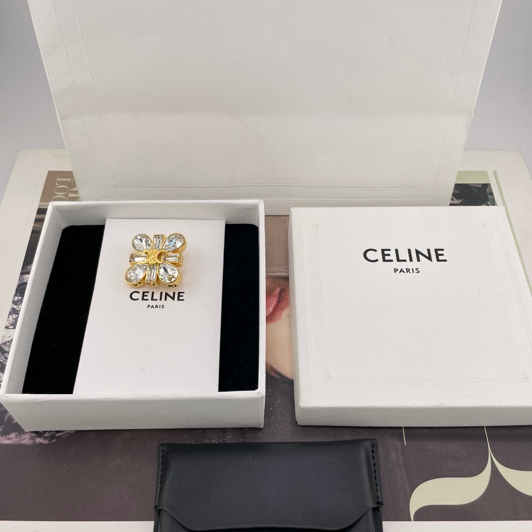 NO:647538,88160【C rhinestone Arc de Triomphe brooch】Z, the same style as Liu Shishi is so beautiful!  Fall in love with the latest super bling series at first sight!  A favorite among internet celebrities who have been ordering this for a long time!  It is composed of four Swarovski drop diamonds and four baguette diamonds. The whole piece is cut by CNC technology using a million imported precision engraving machine. The lines are clean and neat!  Very heavy duty!  Special-shaped diamonds are huge and expensive!  Fully meticulous polishing!  The details are handled with care and are even more perfect than zp!  Distinguish between the various low version wall cracks on the market and recommend them!  The four-leaf clover shape brings double luck, and the upper body is white and rich. It is so stunning, so beautiful, so bling, so cool and sweet. It is retro and grand. It can be used in any style!  The same necklaces, earrings, hairpins and brooches are available simultaneously!  It is recommended to use one set if the wall is cracked!  This series can be worn all year round. It wowed the audience. It’s so beautiful. It’s so stunning that I have no words to say. Haha, earrings, necklace, brooch, breastpin, hairpins, Cartier high-end jewelry.1986090988160【C 水方钻凯旋门胸针】Z ,刘诗诗同款太美啦！一眼爱上超级bling最新款系列！定了好久的钻网红们的最爱！由四颗施华洛水滴钻和四颗长方钻组成,整体由百万进口精雕机cnc工艺切割而出,线条干净利落！非常重工！异形钻巨巨巨贵！度全方位细致抛光！细节真心处理的比zp还完美！区分市面各种low版墙裂推荐！四叶草形状带来加倍幸运,上身一整个白富美,太绝太美太bling了酷甜.复古.大气,什么风格都能驾奴的妥妥的！同款项链,耳环,发夹,胸针同步上新！墙裂建议一套入！一年四季都可以佩戴的系列,炸翻全场简直美翻了好不,迷死人没话说,哈哈,,earrings,necklace,brooch，breastpin,hairpins,卡迪亚高端饰品,Jewelry