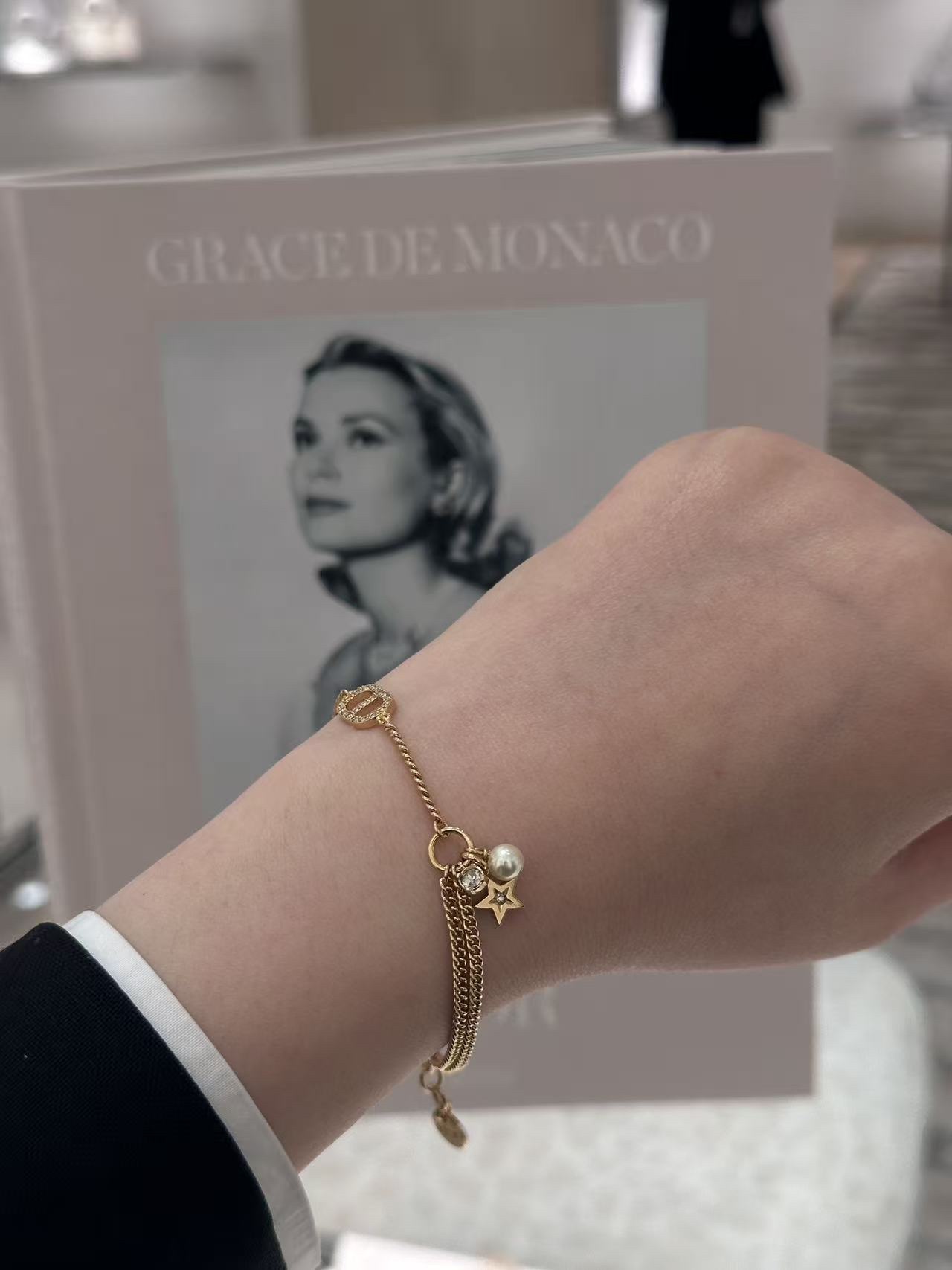 NO:647403,D family 26 early spring new models are under development, a large number of new models are under development [wit] you know, dior, Cartier high-end jewelry19860909D家26早春新款开发中,大批新款开发中[机智]你们懂的,,dior,卡迪亚高端饰品,Jewelry