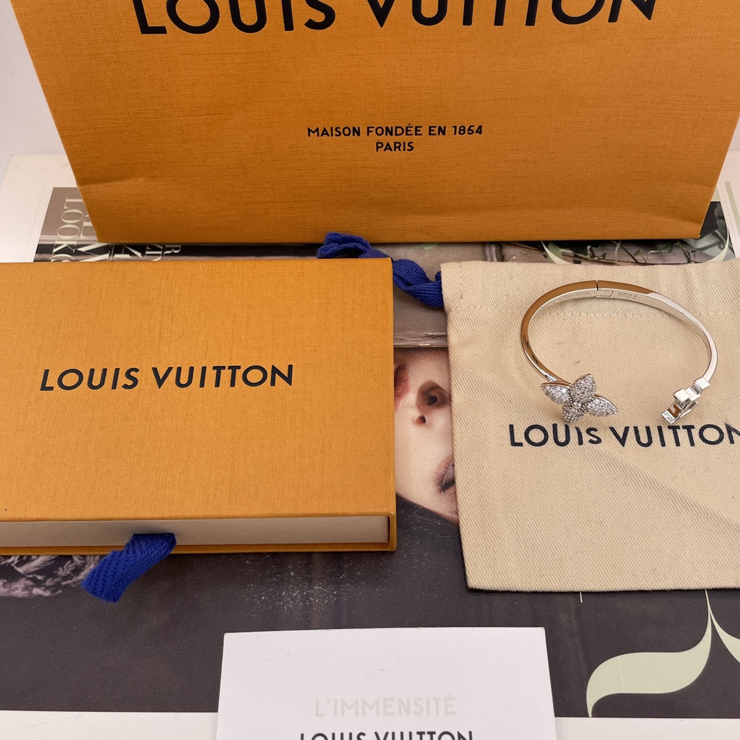 NO:635981,88220 [L green full diamond tip leaf flower open bracelet] out of stock king ZP!  Large quantity, please consult customer service, the spot is hot all over the network!  Stunning bracelet!  Open design, very easy to wear. I love it. It is inspired by the classic Monogram flower. The four petals are inlaid with crystals and the LV letter logo in the center. It is versatile, super fairy, and has high bling recognition. It is light and comfortable to wear. It is fashionable whether worn alone or stacked. It is the finishing touch of autumn and winter. It is exquisite and has a sense of design. It is a must-have for fashionable girls. Louis Vuitton, Bracelet, Cartier high-end jewelry1986090988220【L 绿满钻尖叶花开口手镯】断货王ZP ！量大咨询客Fu 现货火爆全网！绝美手镯！开口设计,很好佩戴爱了爱了灵感来自经典Monogram花卉,四片花瓣镶满水晶中央LV字母标志,巨百搭,超级仙,超bling辨识度超高上手轻盈舒适~无论单戴还是叠戴都很时髦,是秋冬穿搭的点睛之笔 精致又有设计感,时尚女孩必入,,louis vuitton,bracelet,卡迪亚高端饰品,Jewelry