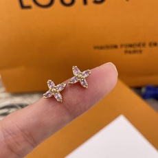 【L绿 粉钻花镂空耳钉】路易威登 LV耳钉 强烈推荐!这款真的太美啦!粉钻真的很纯很少女😍真心美到心里去 【L绿 粉钻花镂空耳钉】路易威登 LV耳钉 强烈推荐!这款真的太美啦!粉钻真的很纯很少女😍真心美到心里去