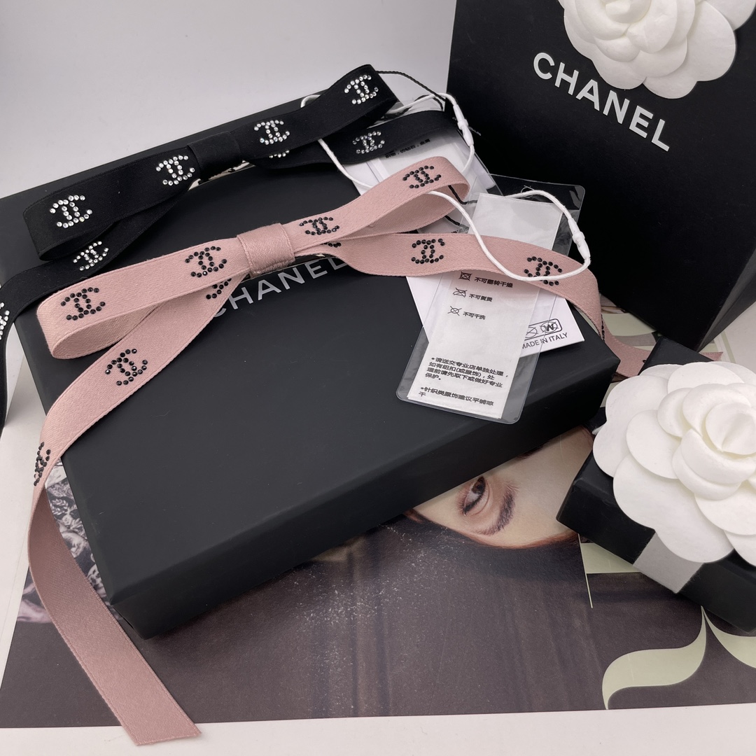 NO:669683,88200 [Fragrant Ribbon Multi-Diamond C Bow Hair Clip] Z, finally shipped, it’s so fairytale, pink and black, two colors!  It’s not easy to customize materials that have been in use for a long time!  Cherish the spot!  A must-have for fairies!  The upper body is made of beautiful specially customized fabrics, dyed colors, customized hairpins, customized hanging tags, everything is customized one by one. It is so beautiful and full of texture!  The full diamond CC embellishment is so eye-catching, a very high-end color!  Very eye-catching~ See the pictures and feel for yourself, hairpins, high-end Cartier jewelry1986090988200【香丝带多钻c蝴蝶结发夹】Z ,终于出货啦简直不要太仙啦粉色,黑色,两个颜色！定制了好久好久的材料太不容易了！珍惜现货！仙女必备！上身绝美特别定制的面料,定染的颜色,定制的发夹,定制的zp一致的吊牌zp有的一切都一一定制太绝美啦质感满满！满钻CC点缀太亮眼了非常高级的颜色！吸睛度杠杠的~看图自己感受,,hairpins,卡迪亚高端饰品,Jewelry