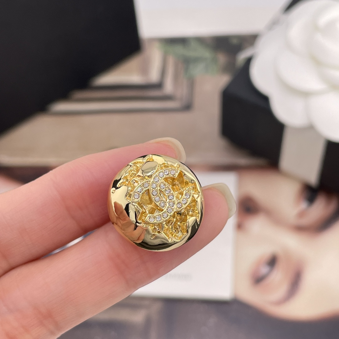 【【香破碎半金球耳钉】Z 5200！量大咨询客Fu❗️C早春最新款🤩🤩现货老规矩先到先得！！质感满分💯👍