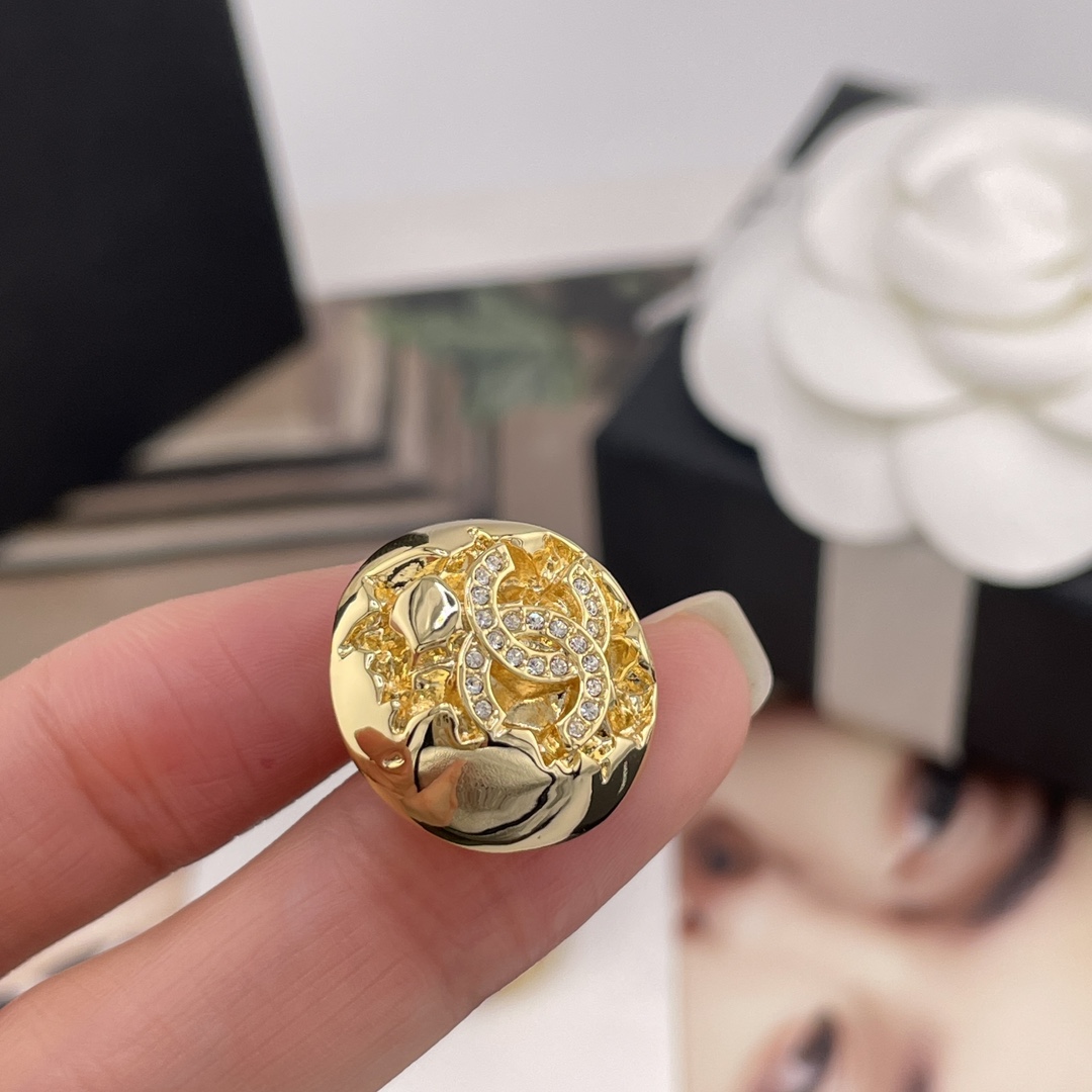 【【香破碎半金球耳钉】Z 5200！量大咨询客Fu❗️C早春最新款🤩🤩现货老规矩先到先得！！质感满分💯👍