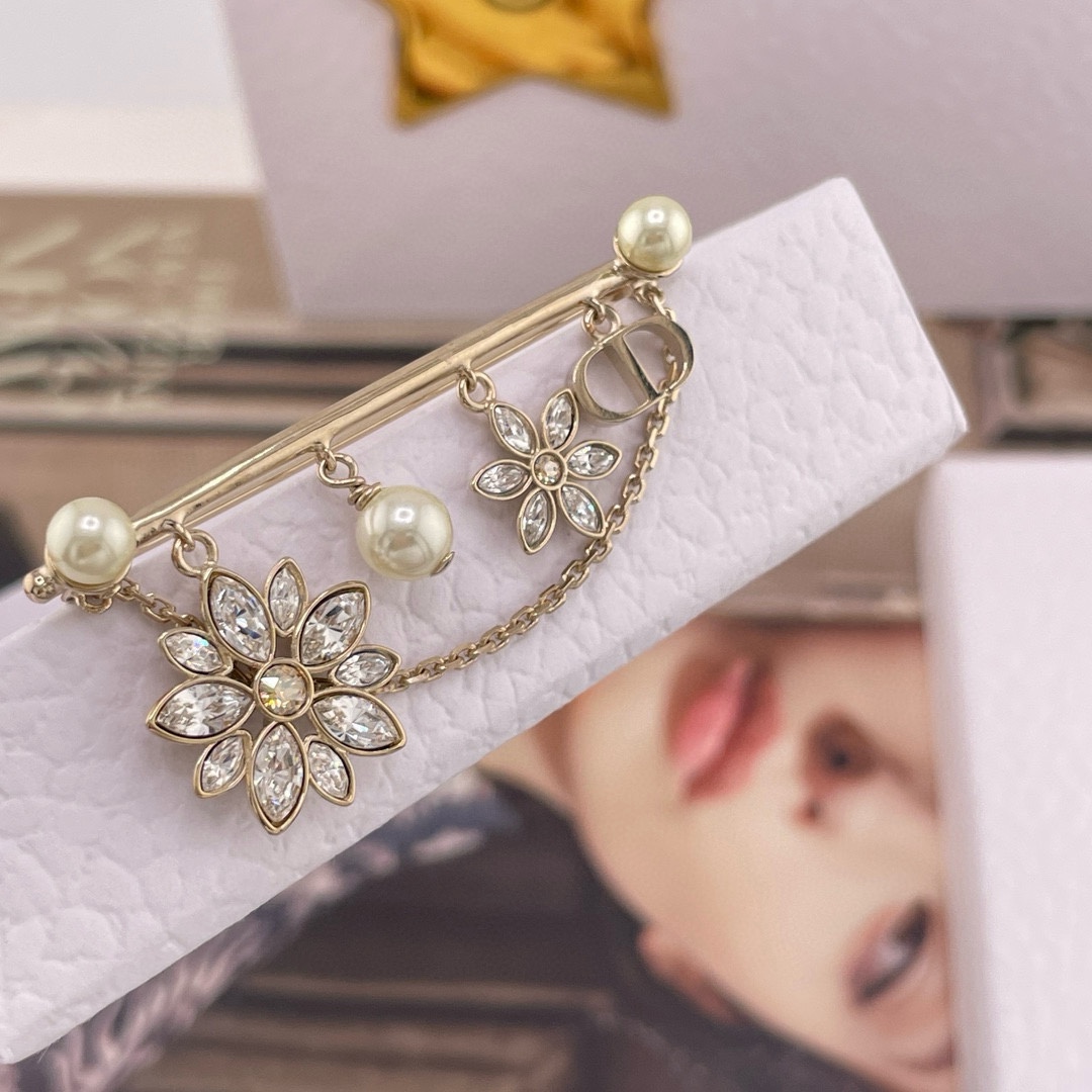 【【D 满钻雏菊多配件胸针】Z 5800，量大咨询客Fu❗️26年早春最新款绝美系列！强烈推荐❗️！🤩🤩
