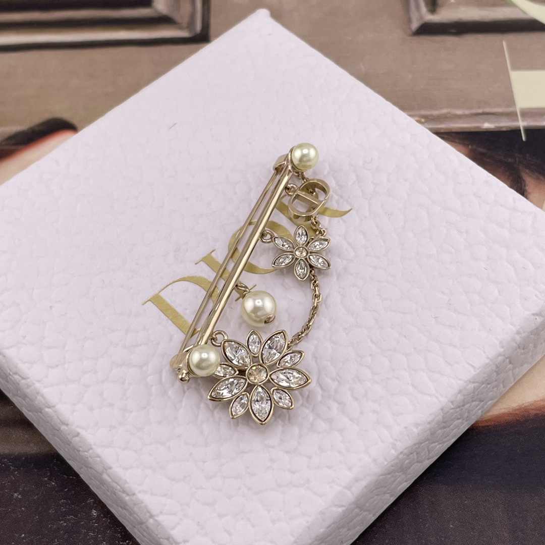 【【D 满钻雏菊多配件胸针】Z 5800，量大咨询客Fu❗️26年早春最新款绝美系列！强烈推荐❗️！🤩🤩