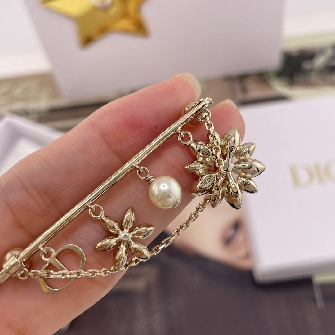 【【D 满钻雏菊多配件胸针】Z 5800，量大咨询客Fu❗️26年早春最新款绝美系列！强烈推荐❗️！🤩🤩