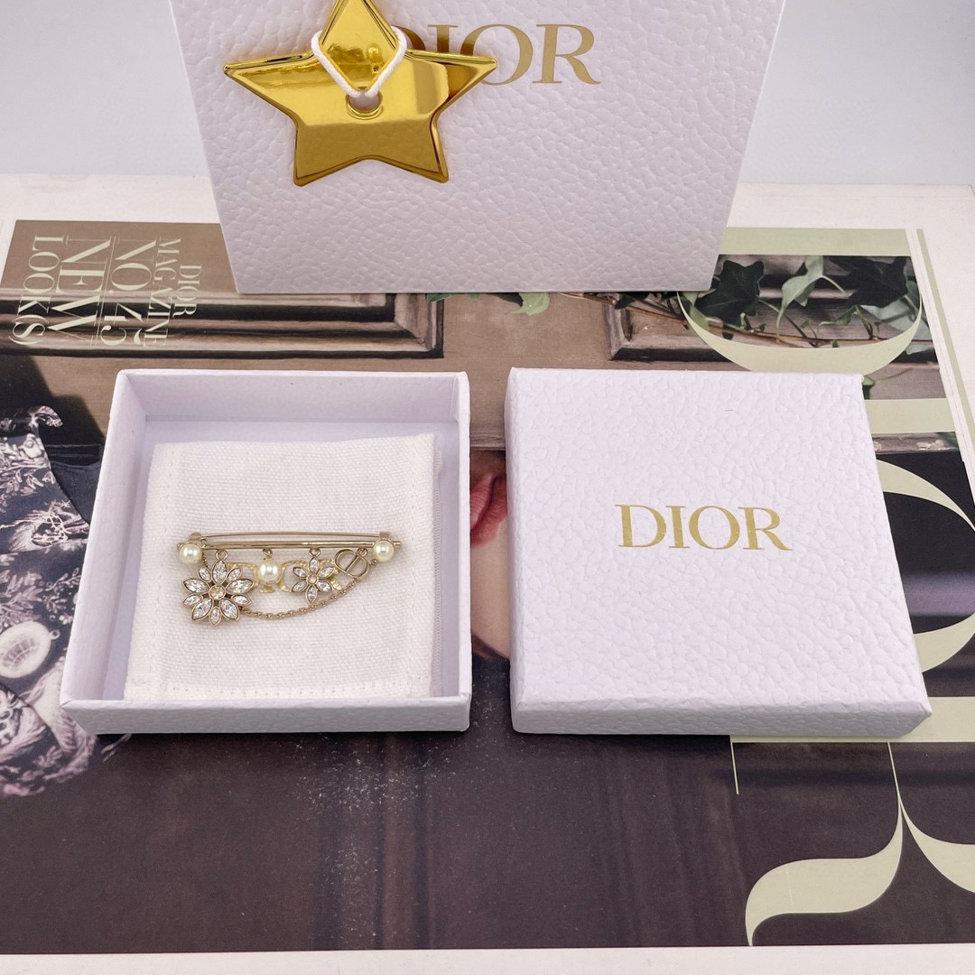 【【D 满钻雏菊多配件胸针】Z 5800，量大咨询客Fu❗️26年早春最新款绝美系列！强烈推荐❗️！🤩🤩