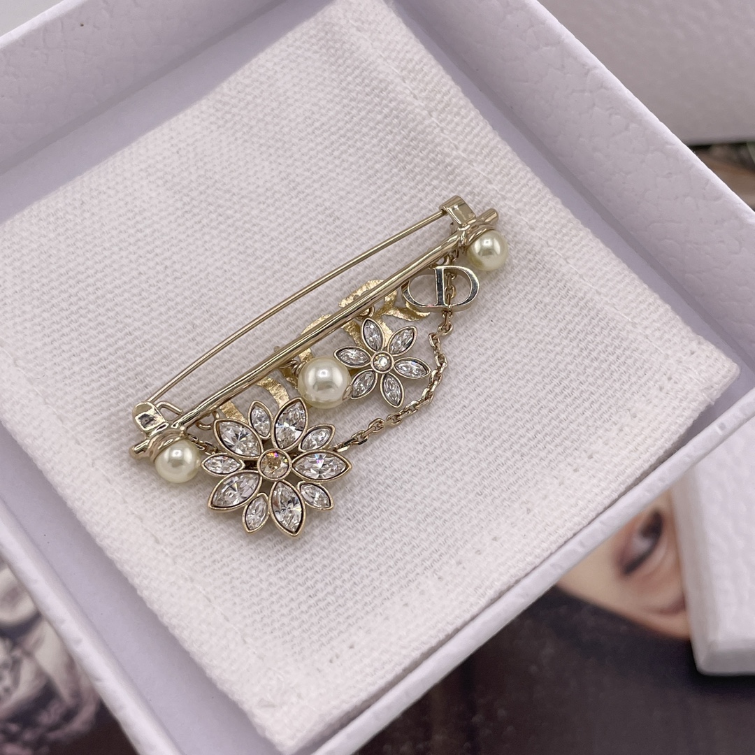 【【D 满钻雏菊多配件胸针】Z 5800，量大咨询客Fu❗️26年早春最新款绝美系列！强烈推荐❗️！🤩🤩