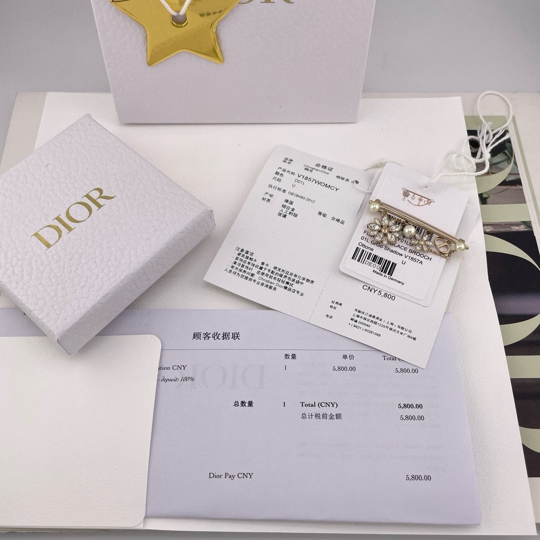 【【D 满钻雏菊多配件胸针】Z 5800，量大咨询客Fu❗️26年早春最新款绝美系列！强烈推荐❗️！🤩🤩