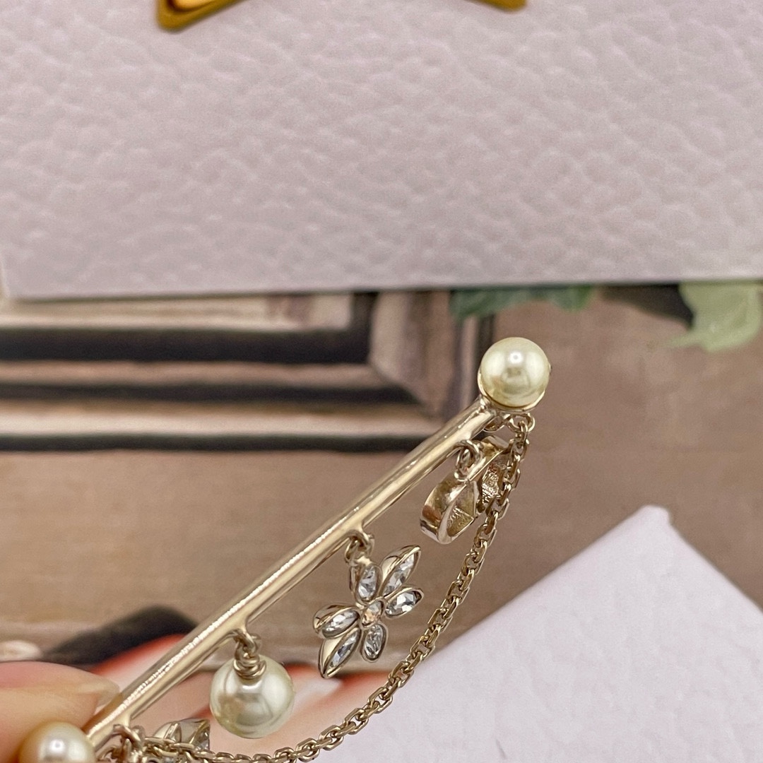 【【D 满钻雏菊多配件胸针】Z 5800，量大咨询客Fu❗️26年早春最新款绝美系列！强烈推荐❗️！🤩🤩