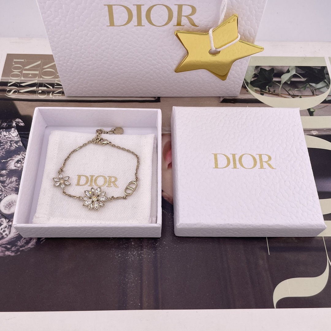 NO:647507,88160 [D full diamond size daisy multi-accessory bracelet] Z, large quantity, please contact customer service for the latest and beautiful series in early spring of 2026!  Highly recommended and super beautiful!  It looks good no matter how you match it. ZP brass material + Swarovski marquise diamonds. There is a yellow diamond in the middle of the flower!  Our products are consistent!  Very special and textured!  The classic marquise + sunflower shape is perfect for stacking single straps. All the items are very eye-catching!  Full of spring atmosphere, exquisite, versatile and durable!  Be sure to enter [witty] [witty] and look for our products, you will save money in minutes, bracelet, high-end Cartier jewelry1986090988160【D 满钻大小雏菊多配件手链】Z ,量大咨询客Fu26年早春最新款绝美系列！强烈推荐超美！怎么搭配都好看一致致ZP黄铜材质＋施华洛马眼钻,花朵中间是黄钻！我们家出品一致zp！很特别很有质感！经典马眼钻+太阳花造型,太绝了叠戴单带,别在各种单品都非常吸睛！充满春天的气息精致百搭耐看！一定要入[机智][机智]认准我家出品,分分钟让你省下,,bracelet,卡迪亚高端饰品,Jewelry