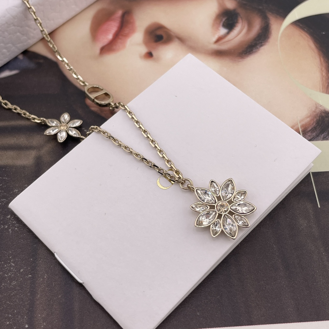 【【D 满钻大小雏菊多配件项链】Z 5700，量大咨询客Fu❗️！老规矩先到先得！26年早春最新款绝美系
