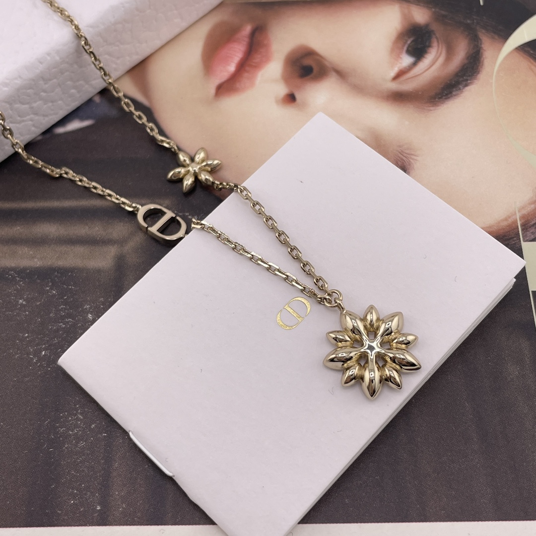 【【D 满钻大小雏菊多配件项链】Z 5700，量大咨询客Fu❗️！老规矩先到先得！26年早春最新款绝美系