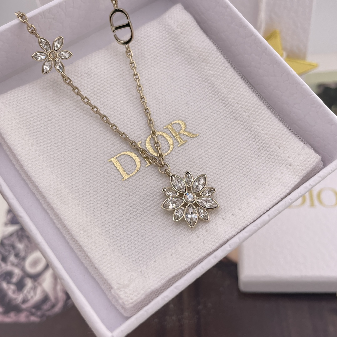 【【D 满钻大小雏菊多配件项链】Z 5700，量大咨询客Fu❗️！老规矩先到先得！26年早春最新款绝美系