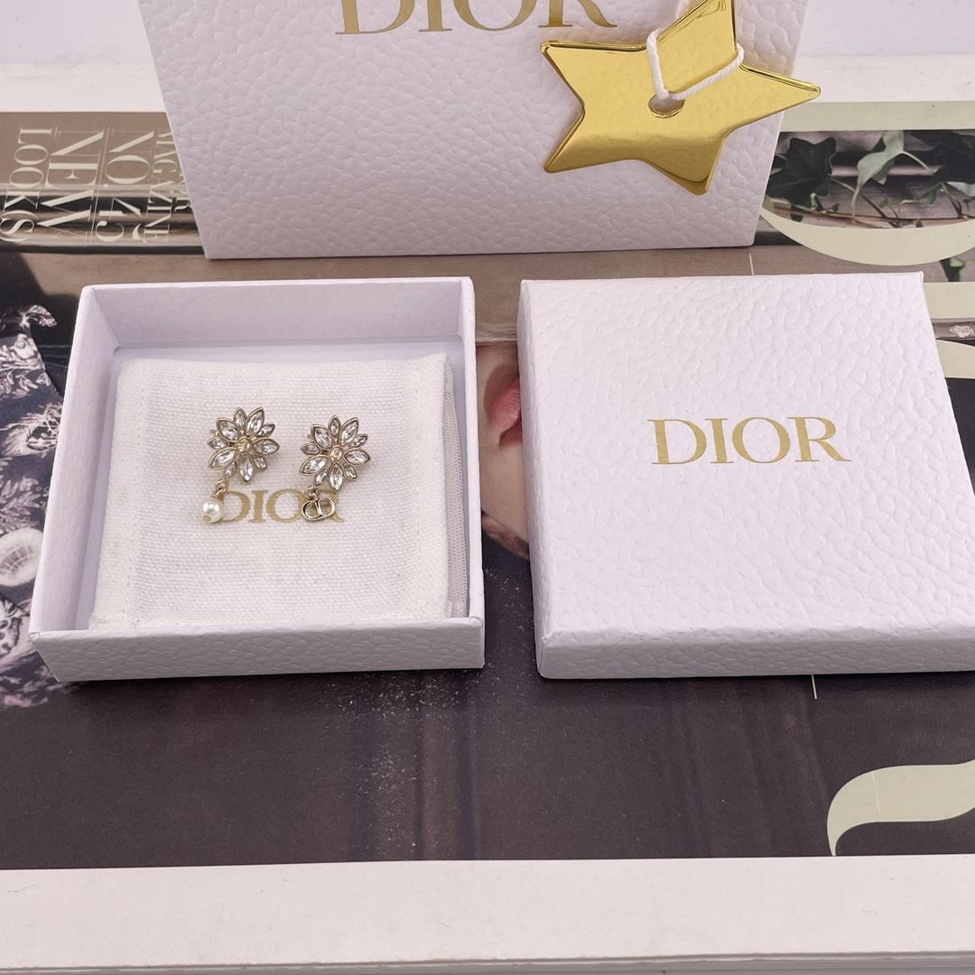 NO:647489,88160 [D Full diamond daisy hanging CD bead earrings] Z, large quantity, please contact customer service for the latest and beautiful series in early spring of 2026!  Pre-sale for three days!  The old rule is first come first served!  Highly recommended and super beautiful!  It looks good no matter how you match it. ZP brass material + Swarovski marquise diamonds. There is a yellow diamond in the middle of the flower!  Our products are consistent!  Very special and textured!  The classic marquise + sunflower shape is perfect for stacking single straps. All the items are very eye-catching!  Full of spring atmosphere, exquisite, versatile and durable!  Be sure to enter [witty] [witty] and look for our products, you will save money in minutes, Cardia high-end jewelry1986090988160【D 满钻雏菊吊CD珠耳钉】Z ,量大咨询客Fu26年早春最新款绝美系列！预售三天！老规矩先到先得！强烈推荐超美！怎么搭配都好看一致致ZP黄铜材质＋施华洛马眼钻,花朵中间是黄钻！我们家出品一致zp！很特别很有质感！经典马眼钻+太阳花造型,太绝了叠戴单带,别在各种单品都非常吸睛！充满春天的气息精致百搭耐看！一定要入[机智][机智]认准我家出品,分分钟让你省下,,卡迪亚高端饰品,Jewelry