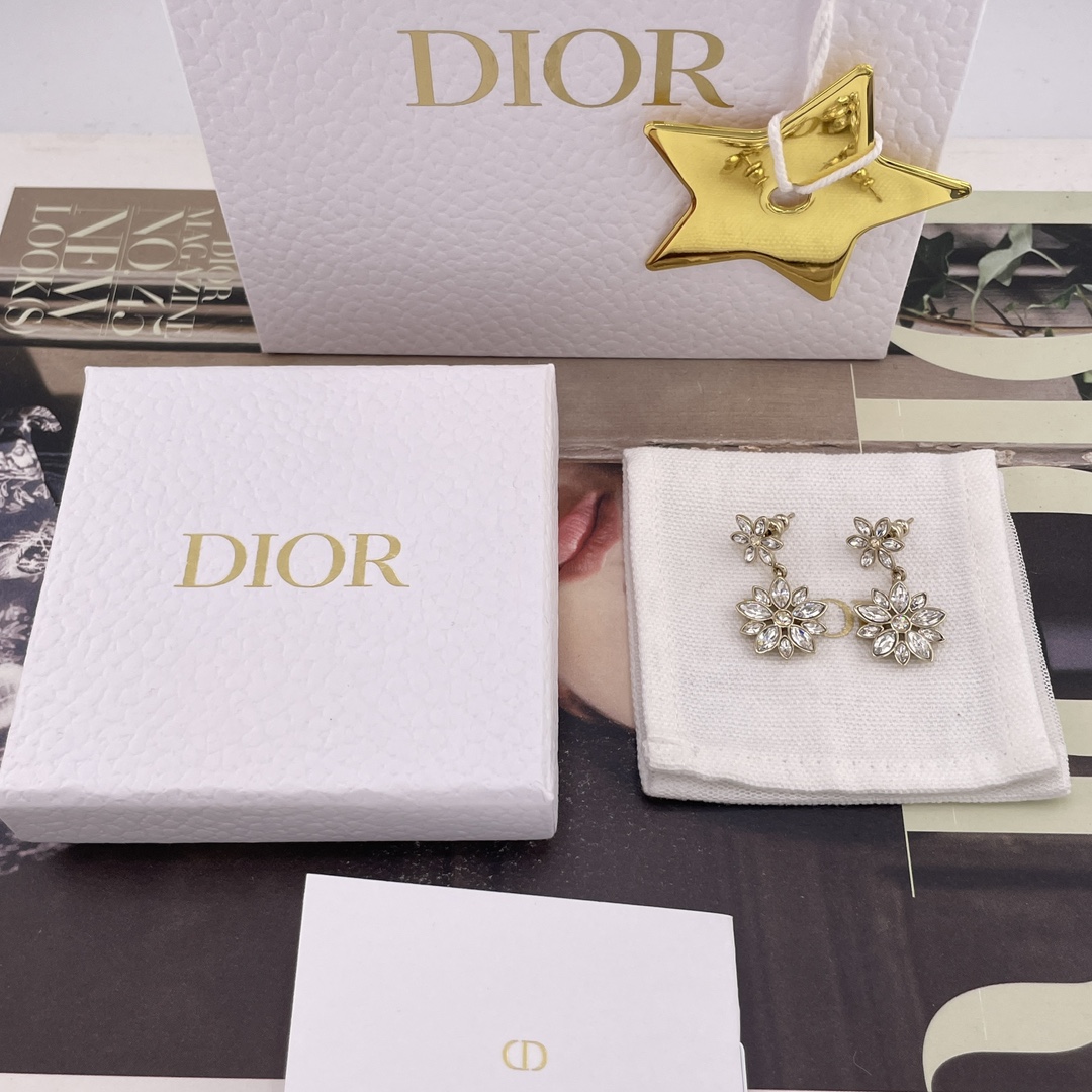 NO:647483,88170【D full diamond size daisy earrings】Z, large quantity, please contact customer service for the latest and beautiful series in early spring of 2026!  Pre-sale for three days!  The old rule is first come first served!  Highly recommended and super beautiful!  It looks good no matter how you match it. ZP brass material + Swarovski marquise diamonds. There is a yellow diamond in the middle of the flower!  Our products are consistent!  Very special and textured!  The classic marquise + sunflower shape is perfect for stacking single straps. All the items are very eye-catching!  Full of spring atmosphere, exquisite, versatile and durable!  Be sure to enter [witty] [witty] and look for our products, you will save money in minutes, Cardia high-end jewelry1986090988170【D 满钻大小雏菊耳钉】Z ,量大咨询客Fu26年早春最新款绝美系列！预售三天！老规矩先到先得！强烈推荐超美！怎么搭配都好看一致致ZP黄铜材质＋施华洛马眼钻,花朵中间是黄钻！我们家出品一致zp！很特别很有质感！经典马眼钻+太阳花造型,太绝了叠戴单带,别在各种单品都非常吸睛！充满春天的气息精致百搭耐看！一定要入[机智][机智]认准我家出品,分分钟让你省下,,卡迪亚高端饰品,Jewelry