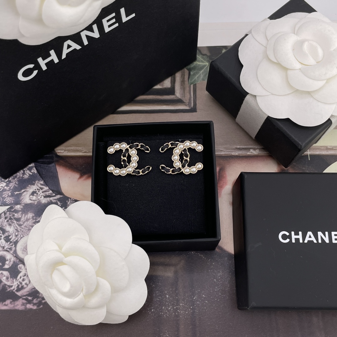 NO:669678,88160 [Fragrant Leather Pearl Double C Stud Earrings] Z, large quantity, please inquire Fu25 autumn and winter latest model, this season's must-have hot style, the most classic leather design, the must-have CC series every season is cool and uninhibited with retro classic half pearls, half leather and chain!  Golden size!  Super flattering face shape!  Simple and with a sense of presence, the upper body is simple and capable, classic and versatile, a must-have for daily commuting, gold, Cartier high-end accessories1986090988160【香穿皮珍珠双c耳钉】Z ,量大咨询客Fu25秋冬最新款本季必入爆款最最最经典的穿皮设计,每季必入的CC系列酷帅不羁中带着复古的经典一半珍珠,一半皮穿链！黄金尺寸！超级修饰脸型！简约又有点存在感上身简单干练,经典百搭日常通勤必入,,gold,卡迪亚高端饰品,Jewelry