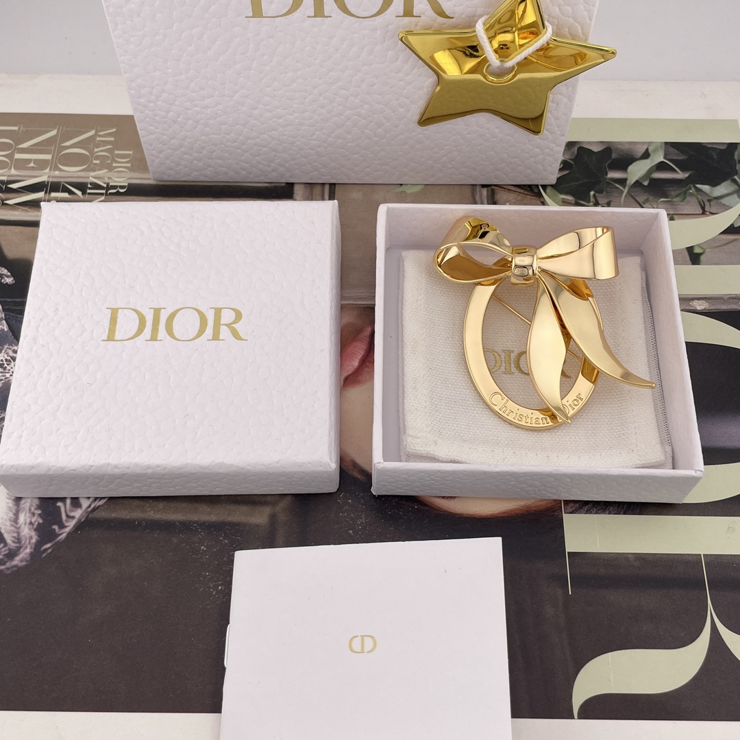 NO:669467,88240 [D three-dimensional bow oval brooch] D!or vintage series, the more you look at it, the better it looks, no less than Ch@nel’s vintage!  It must be hand-made, and it is completely hand-mirror polished, even the inside of the bow is not spared!  It takes a master two hours to throw out one piece!  The cost of polishing alone is enough to remove dozens of pieces, and every edge and corner exudes a sense of high-end!  It looks simple, but in fact it is very time-consuming and labor-intensive. The entire brooch is divided into 6 components. Every detail and edge is hand-mirror polished and plated before being assembled one by one to create such a perfect and flexible three-dimensional effect, which completely surpasses the exquisite texture of ZP!  It’s so beautiful and beautiful, I really like it. The previous design is really exquisite and feels so good! The more you look at the vintage, the more flavorful it becomes. Each style is a series developed by Z that we rarely buy, cherish, and worth collecting [wit], brooch, breastpin, Cartier high-end jewelry1986090988240【D 立体蝴蝶结椭圆胸针】D!or vintage系列,越看越好看,丝毫不亚于Ch@nel的vintage！人手必入,度全手工镜面抛光,连蝴蝶结内侧都没放过！一个师傅两个小时才能抛出来一件！单单抛光的工费就去掉大几十每一个棱角都透漏着高级感！看着简单,实则非常耗时耗力,整个胸针分件6个组件组成,每一个细节棱角一一手工镜面抛光电镀好再一一组装才能出来这么完美灵动的立体的效果,完全超越zp的细腻质感！好美好美上身着实令人喜欢得不得了,以前的设计真的非常精致,超有feel!越看越有味道的vintage,每款均是我们可遇不可求的购入Z开发的,珍惜哈,值得珍藏的系列[机智],,brooch，breastpin,卡迪亚高端饰品,Jewelry